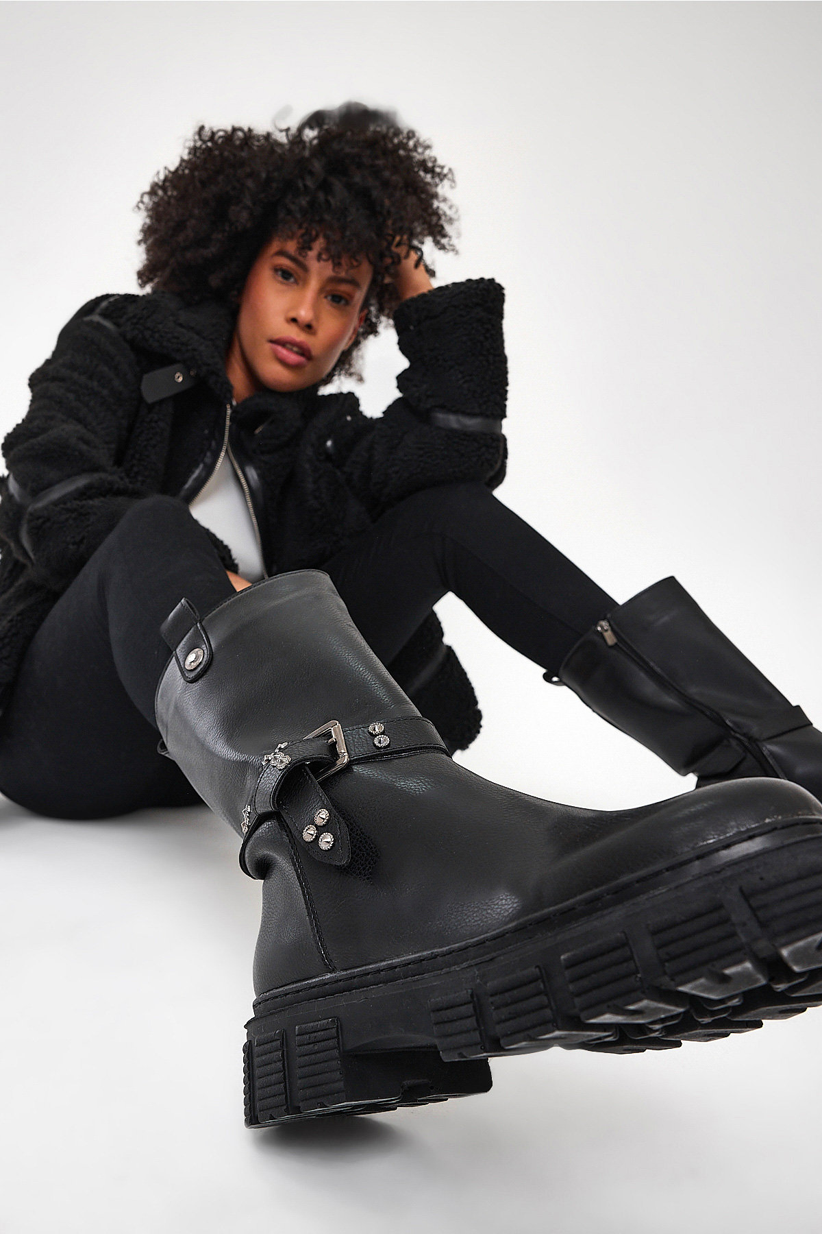 Kadın Siyah Cilt Rahat Kalıp Yüksek Taban Tokalı Fermuarlı Çizme - Görsel 2