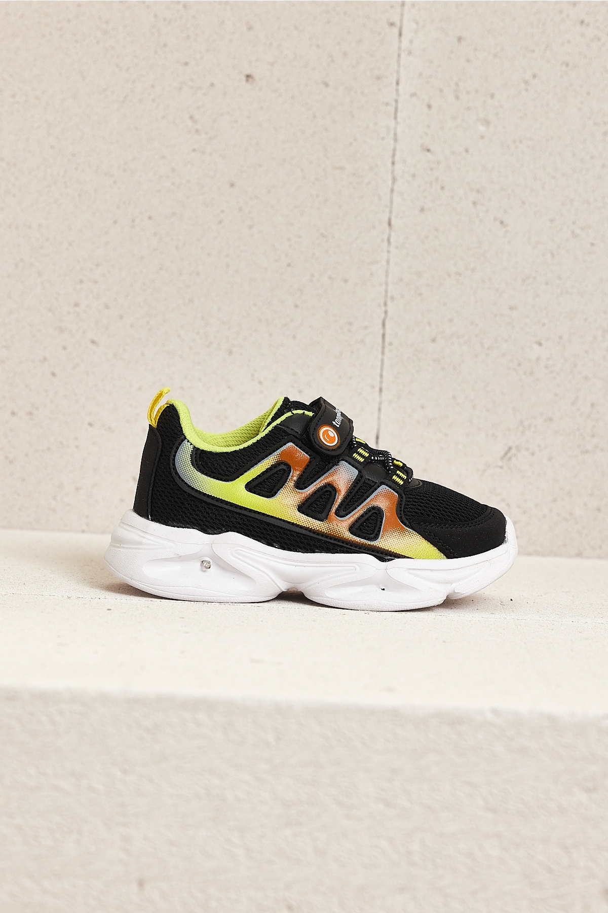 Çocuk Unisex Siyah Sarı Rahat Kalıp Işıklı Cırtlı Ayakkabı - Görsel 3