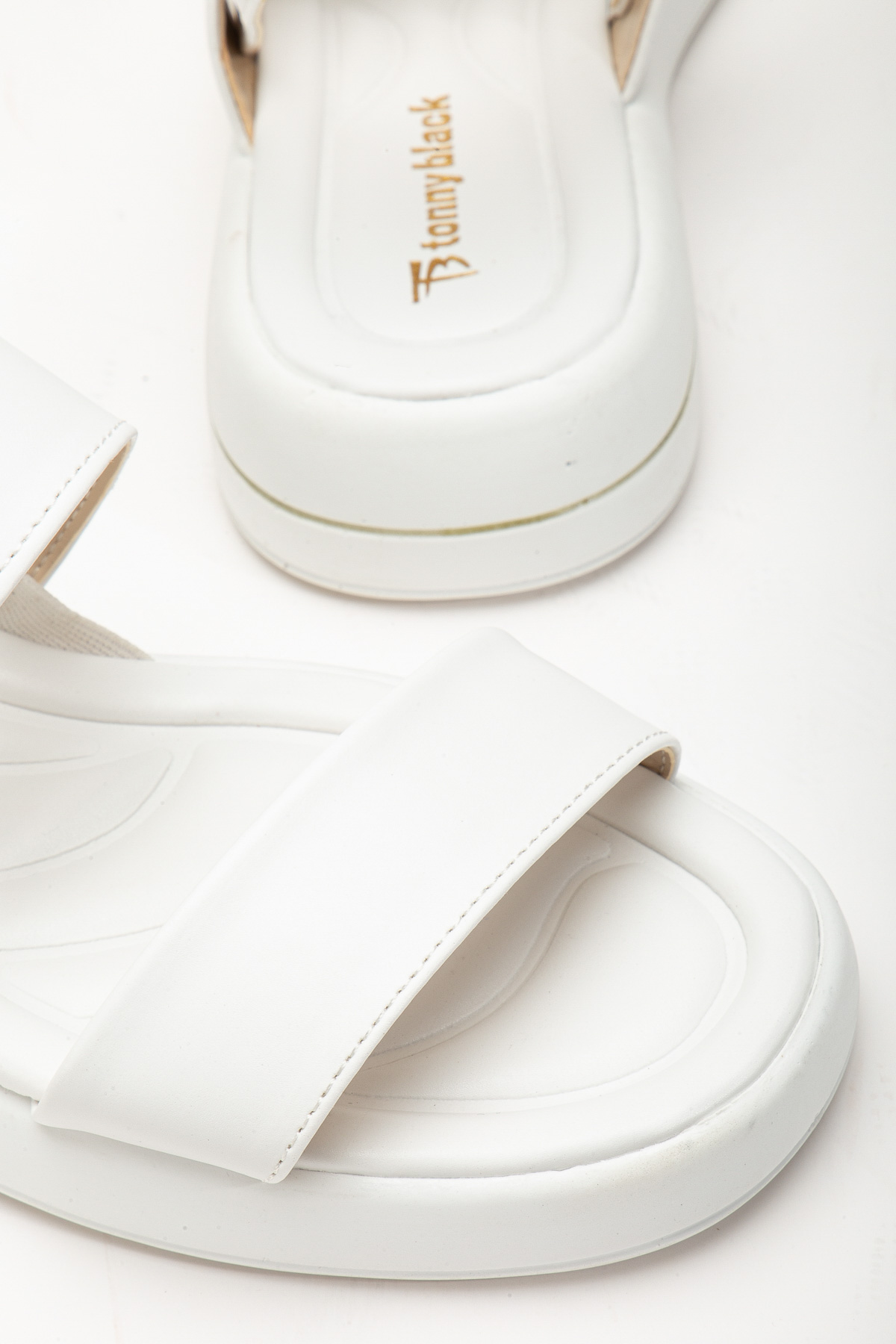 Kadın Beyaz Cilt Rahat Kalıp Poli Taban Çift Bantlı Sandalet - Görsel 4