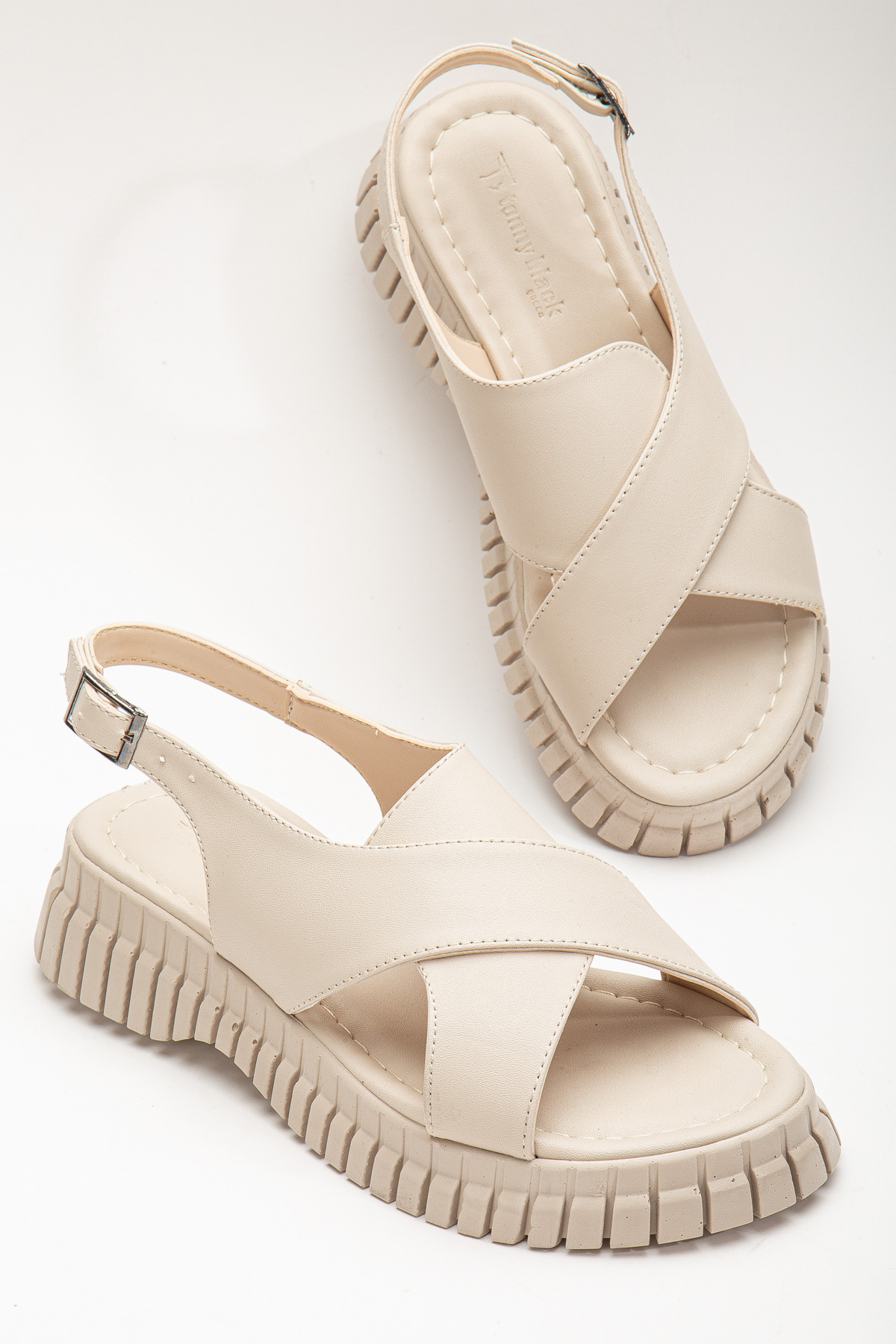 Kadın Ten Kalın Poli Taban Bilekten Bağlamalı Çapraz Bantlı Sandalet - Görsel 3