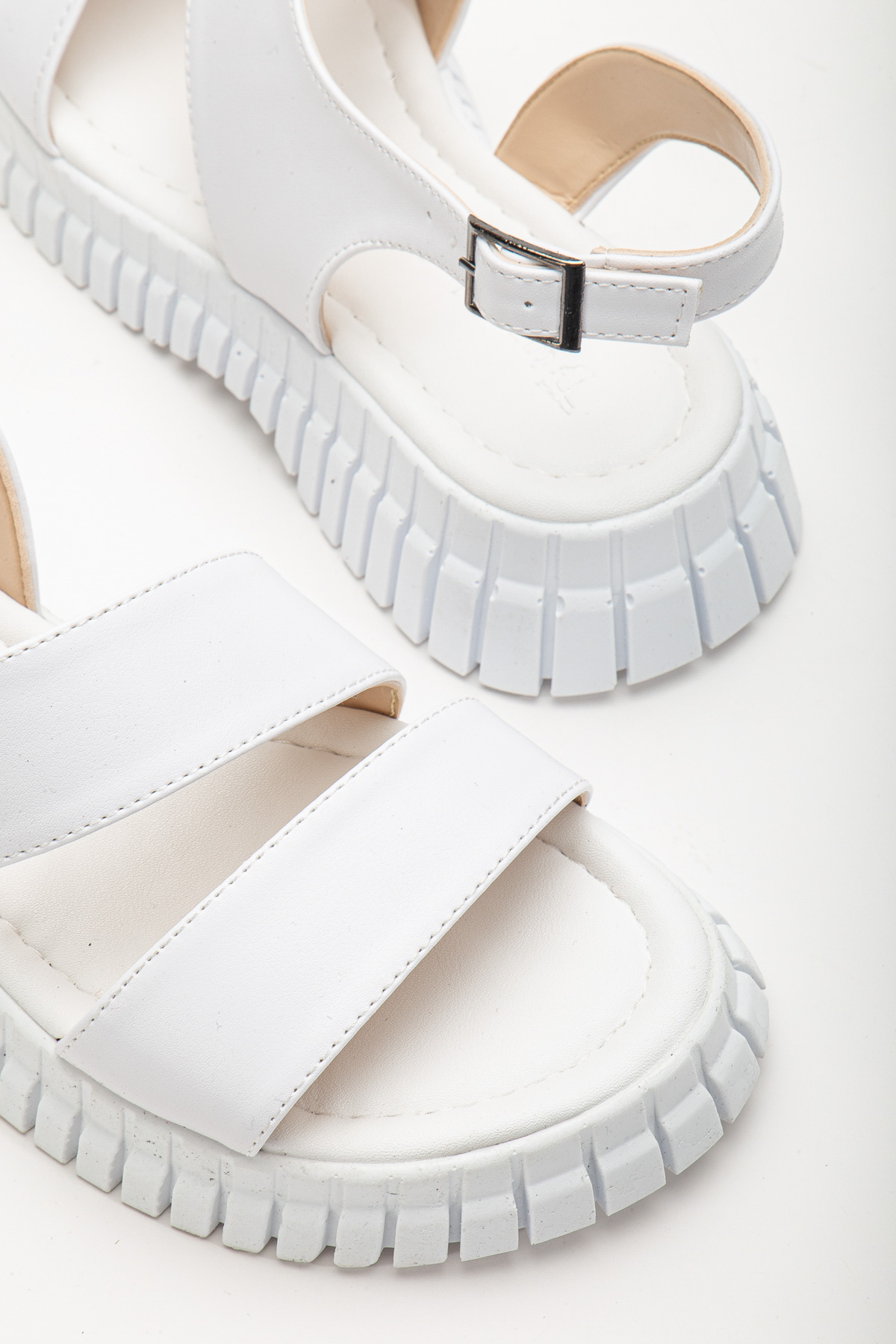 Kadın Beyaz Kalın Poli Taban Bilekten Bağlamalı Tek Bantı Sandalet - Görsel 4