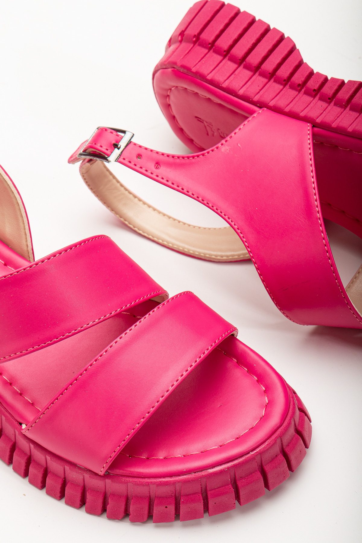 Kadın Fuşya Kalın Poli Taban Bilekten Bağlamalı Tek Bantı Sandalet - Görsel 3