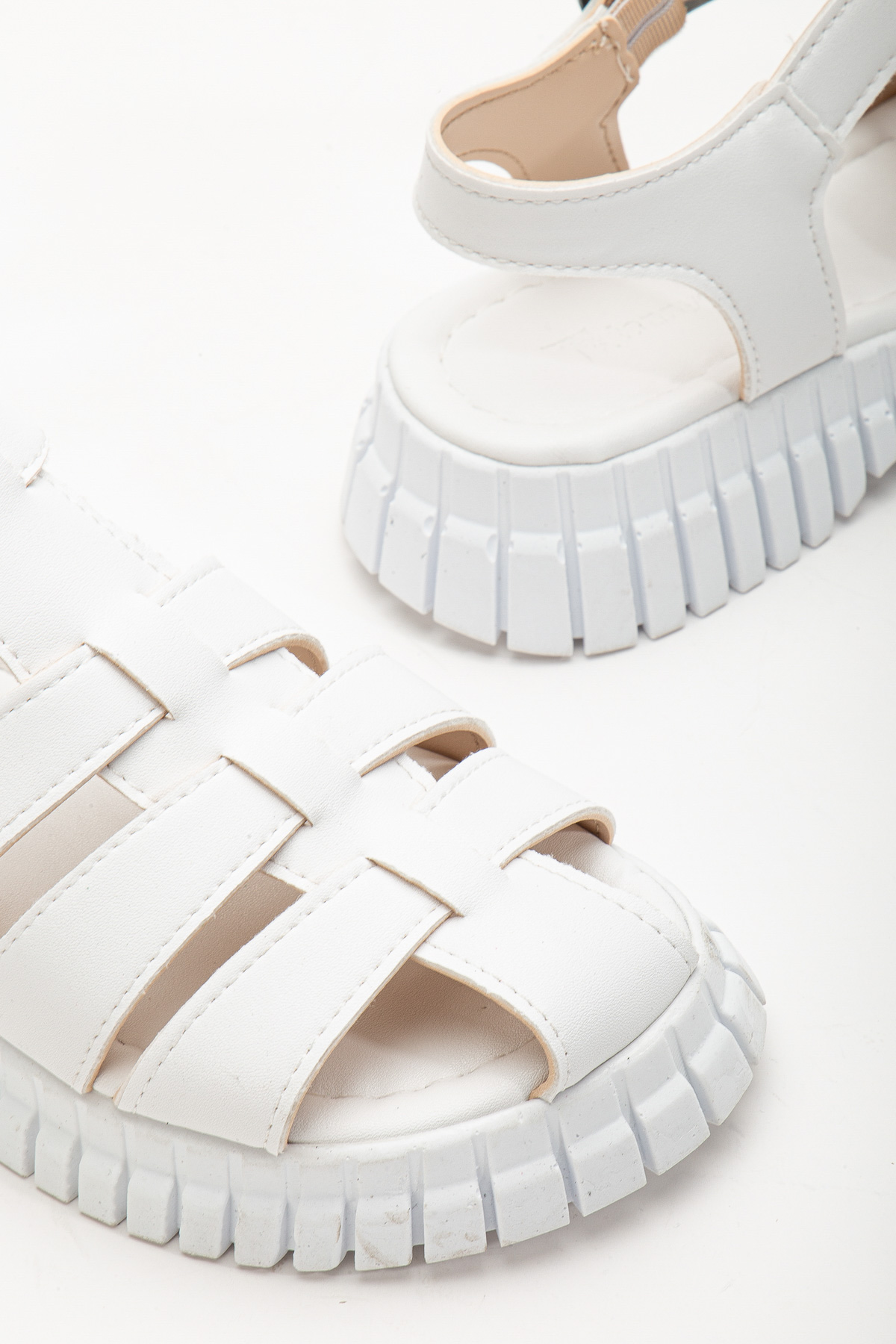 Kadın Beyaz Kalın Poli Taban Bilekten Bağlamalı Üç Bantlı Sandalet - Görsel 4