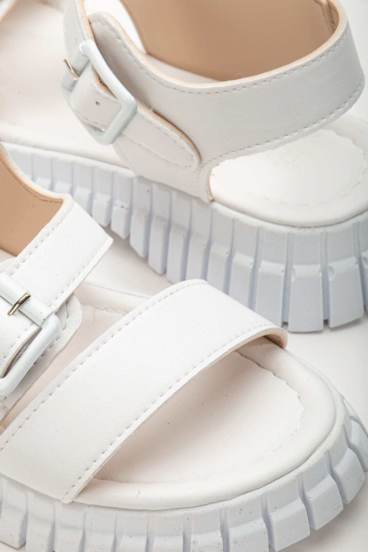 Kadın Beyaz Kalın Poli Taban Çift Tokalı Tek Bantlı Sandalet - Görsel 4