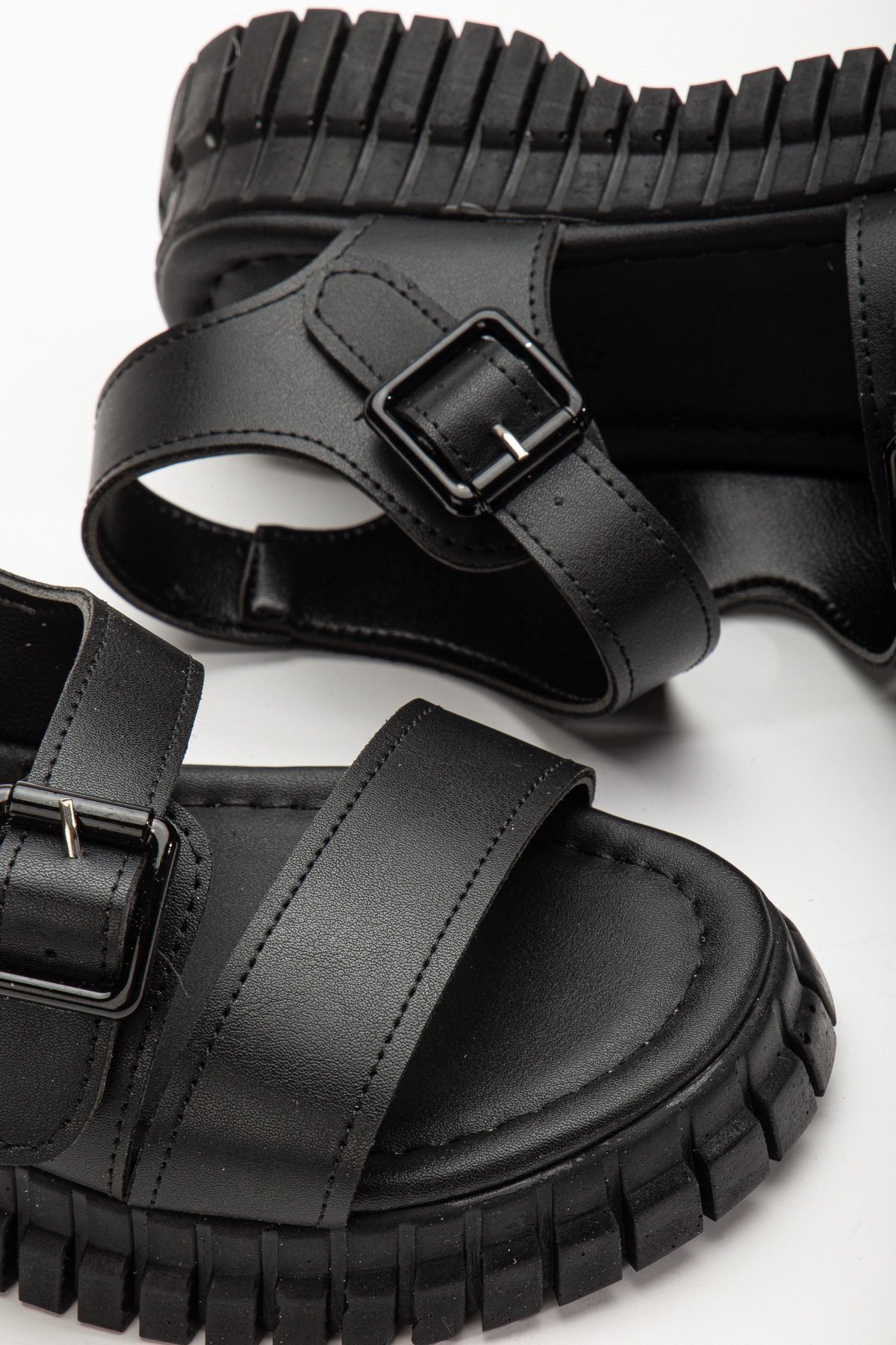 Kadın Siyah Kalın Poli Taban Çift Tokalı Tek Bantlı Sandalet - Görsel 4