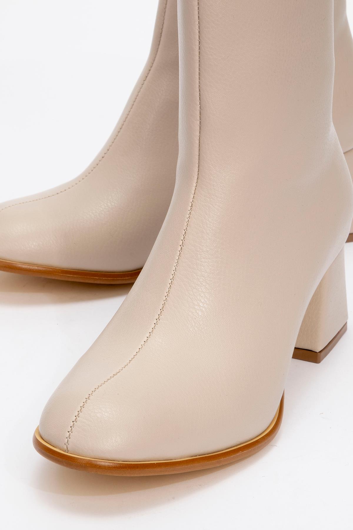 Sade Dikişli Fermuarlı Kadın Topuklu Bot BEJ CİLT - Görsel 4