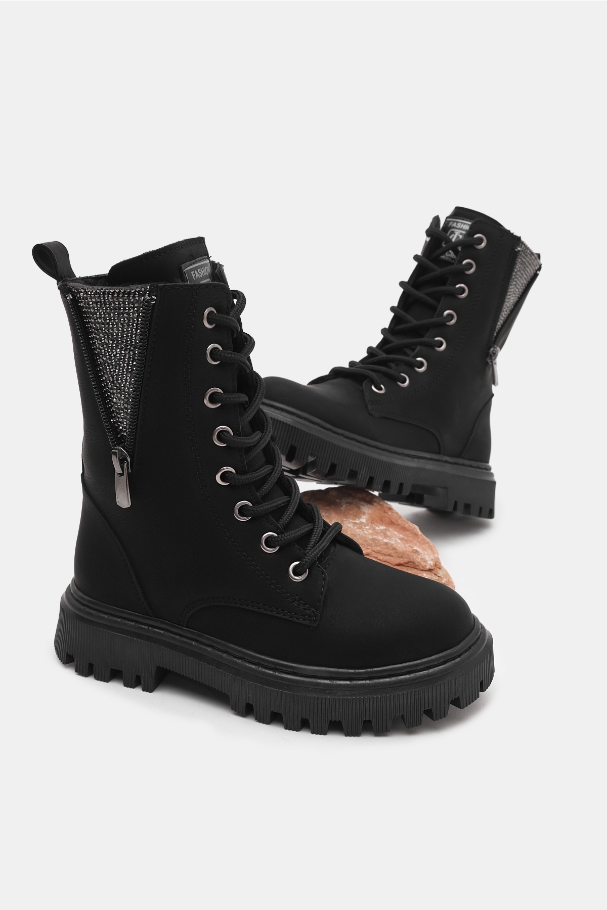 Kız Çocuk Siyah Mat Termo Taban Yanı Fermuarlı Taş Detaylı Bağcıklı ve Fermuarlı Bot - Görsel 3