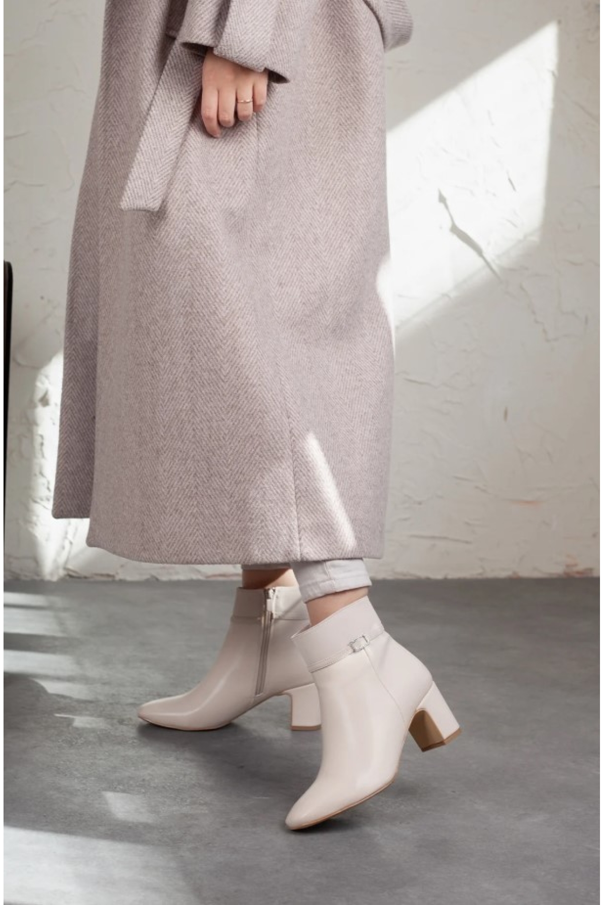 Zarif Toka Kemer Detaylı Topuklu Kadın Bot - Görsel 5