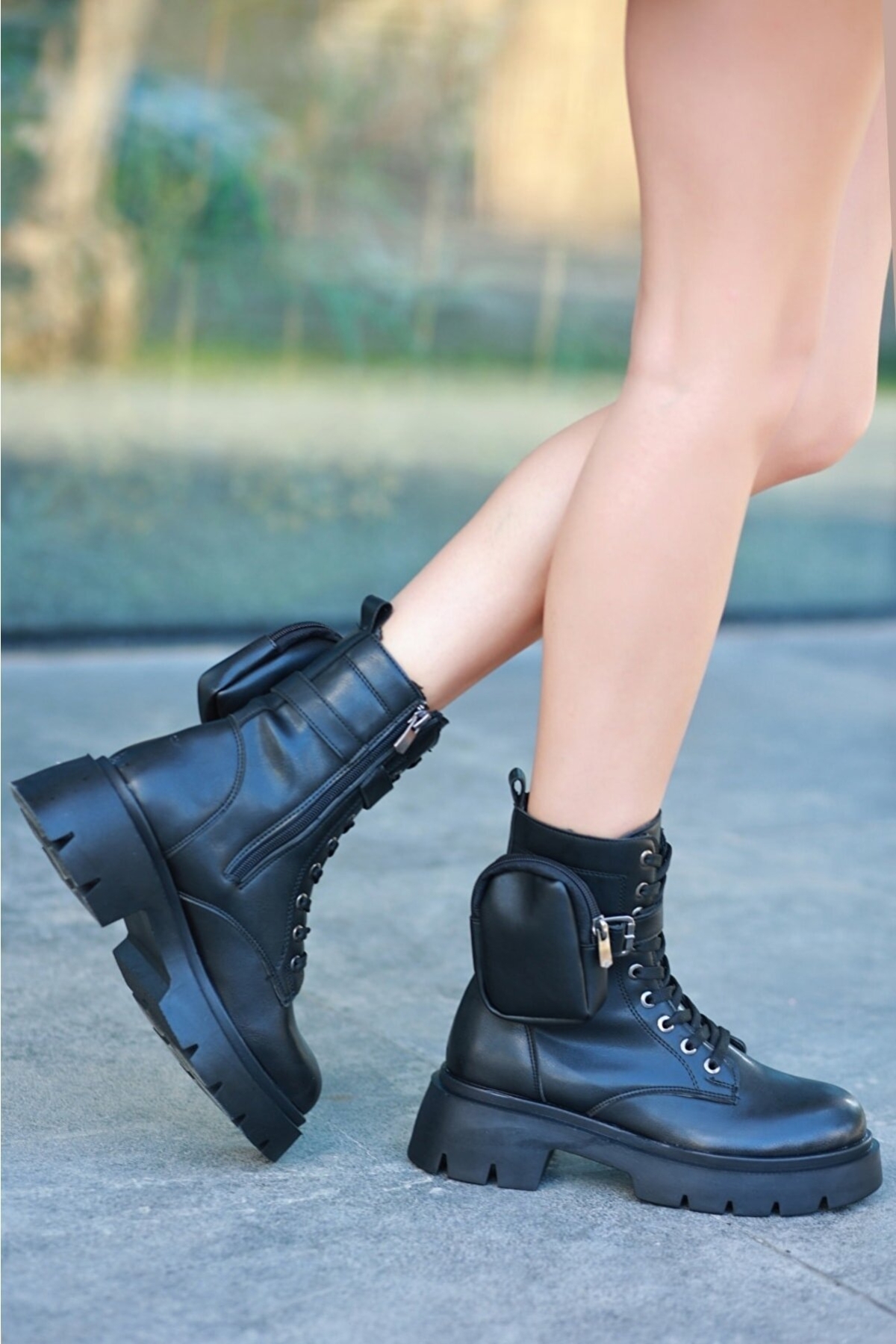 Çantalı Kadın Postal Bot - Görsel 3