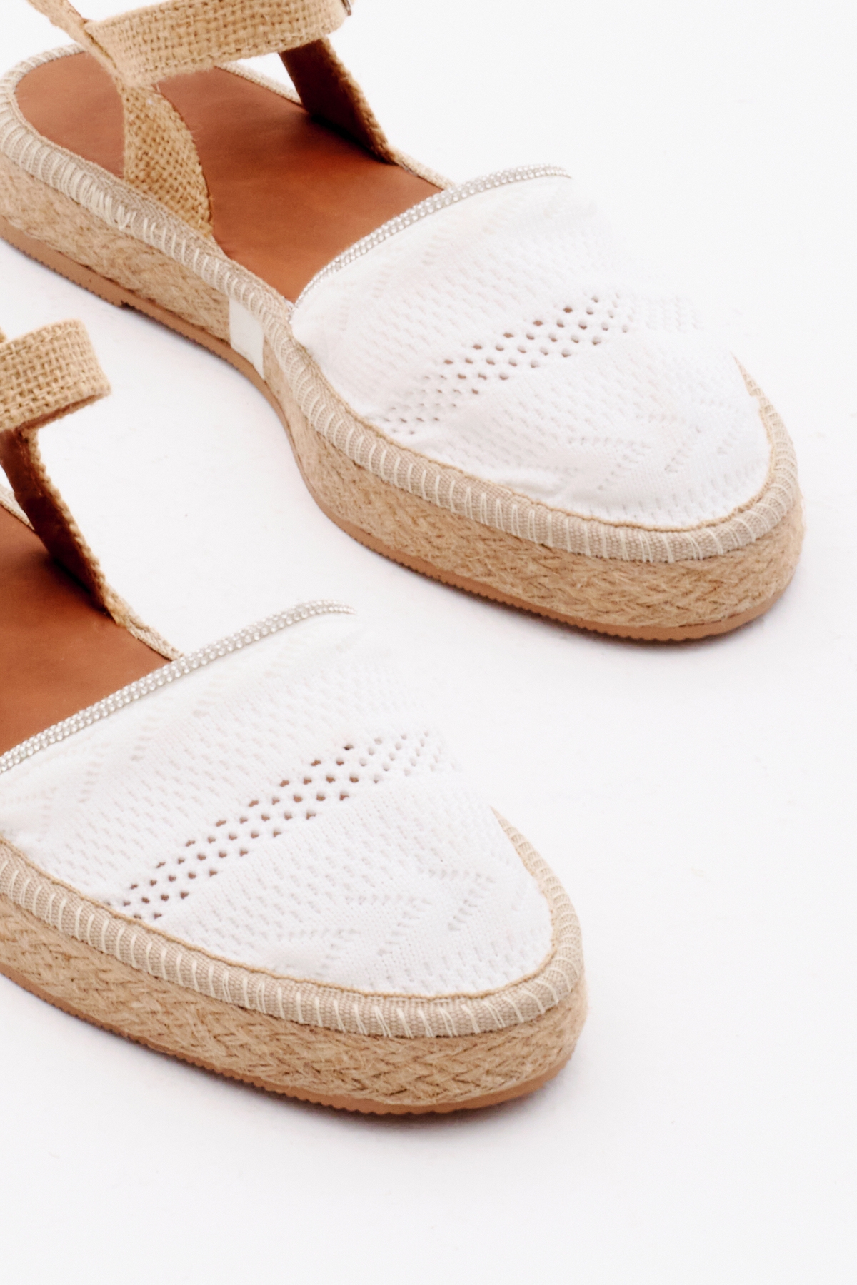 Kadın Beyaz Önü Kapalı Bilekten Bağlamaı Hasır Triko Sandalet - Görsel 4