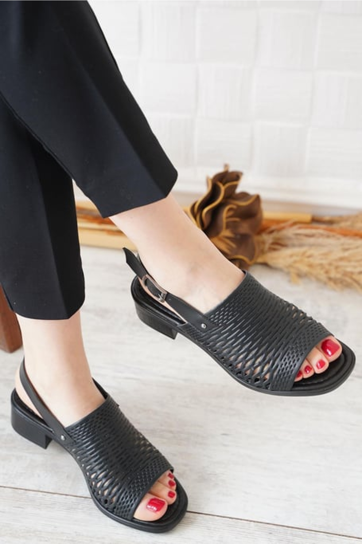 Ortapedik Lazer Detaylı Kadın Sandalet Ayakkabı - Görsel 5