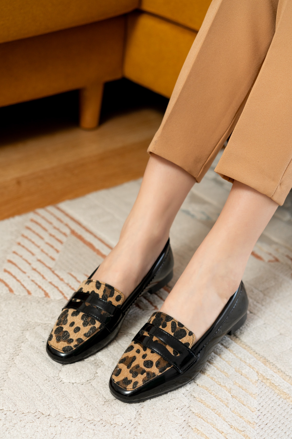 Fava Leopar Siyah Rugan ( 1 cm Topuklu ) Küt Burunlu Burun Babet - Görsel 4