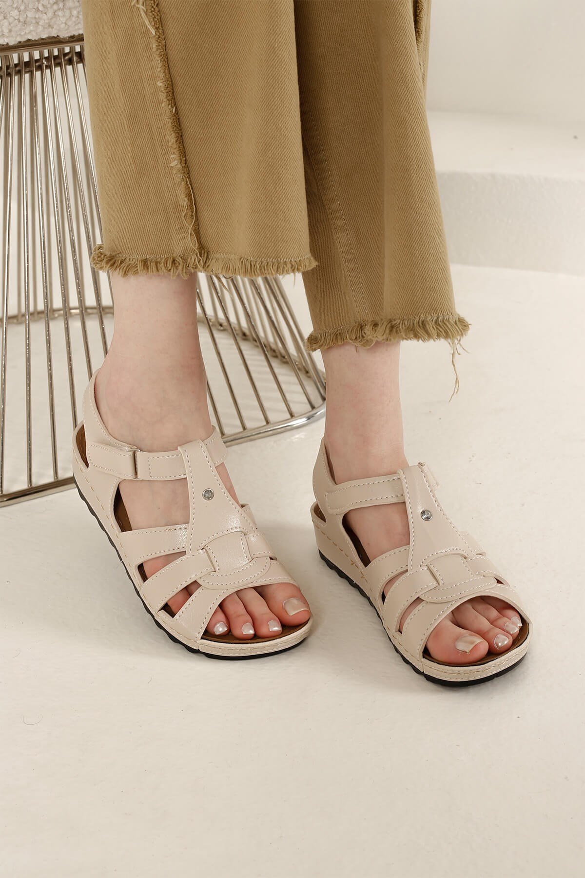 Kadın Geçmeli Cırtlı Sandalet BEJ - Görsel 2