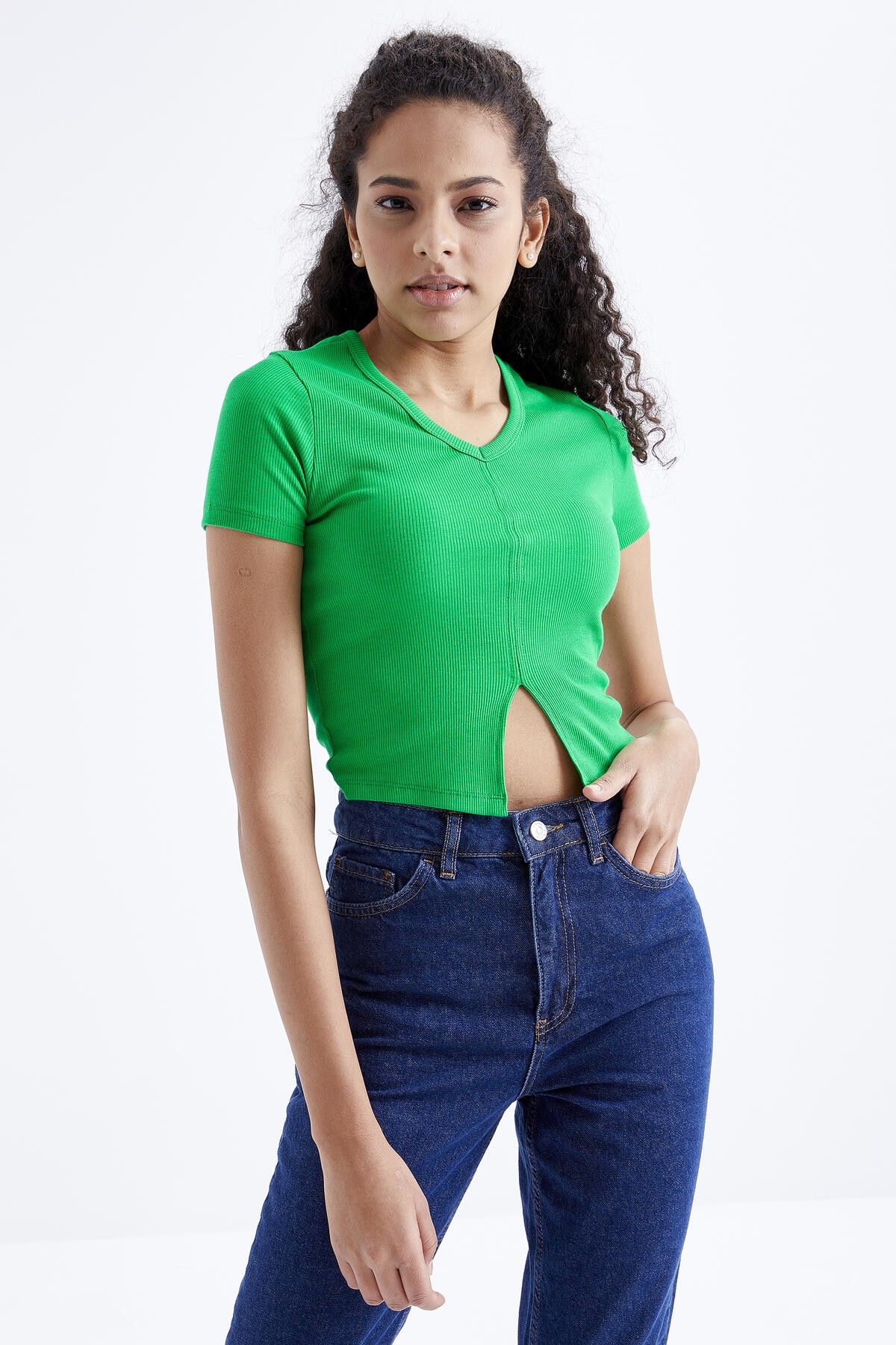 Yeşil Basic Önü Yırtmaçlı V Yaka Kadın Crop Top T-Shirt - 97206