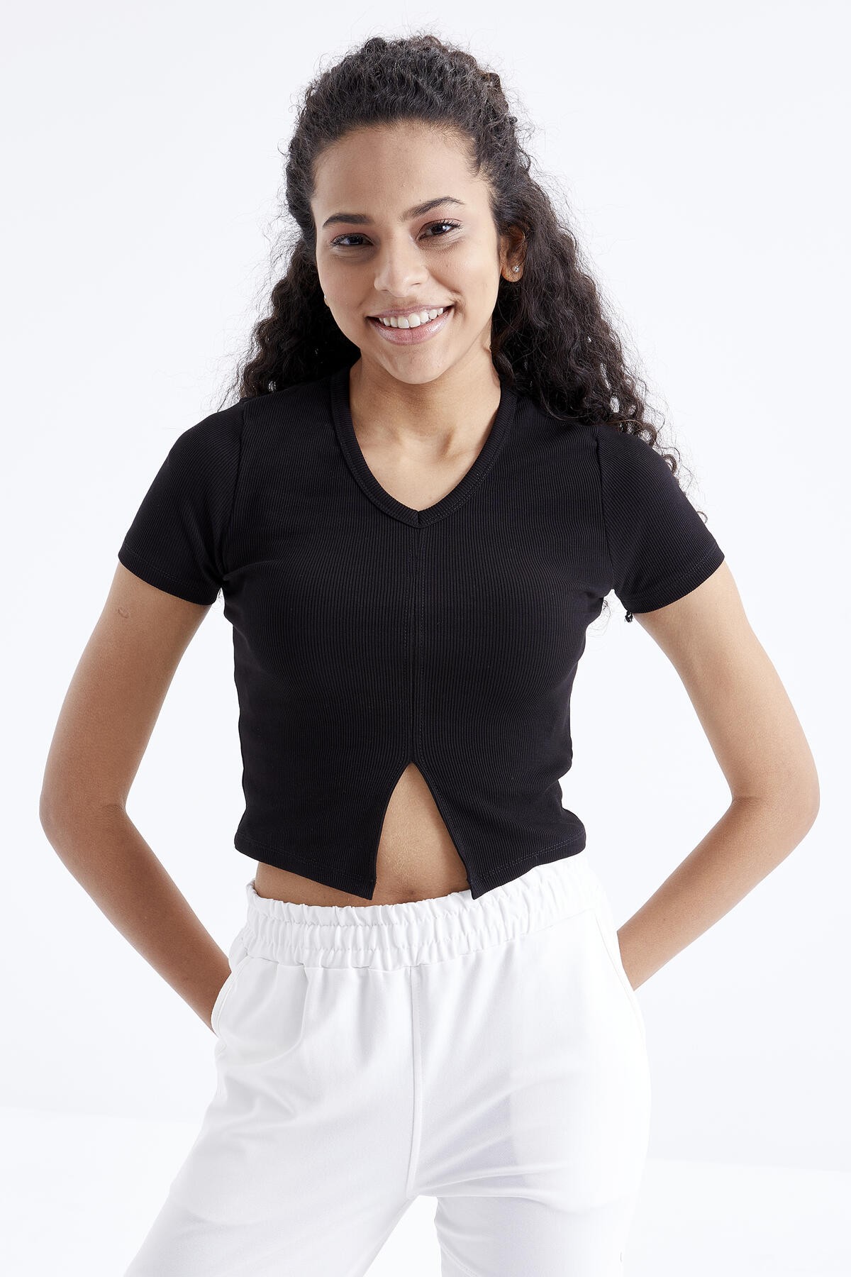 Siyah Basic Önü Yırtmaçlı V Yaka Kadın Crop Top T-Shirt - 97206