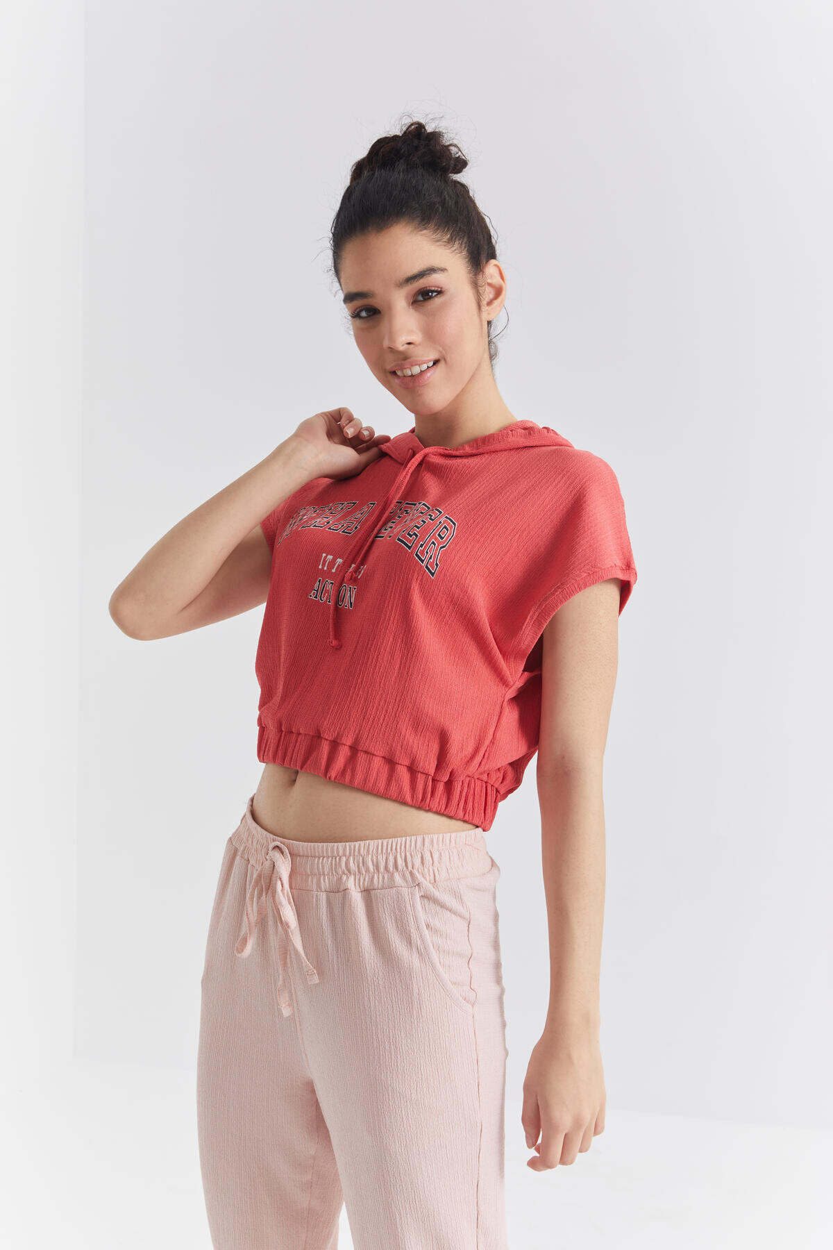 Nar Cıcegı Kapüşonlu Yazı Baskılı Beli Lastikli Bürümcük Kumaş Kadın Crop Top T-Shirt  - 97230