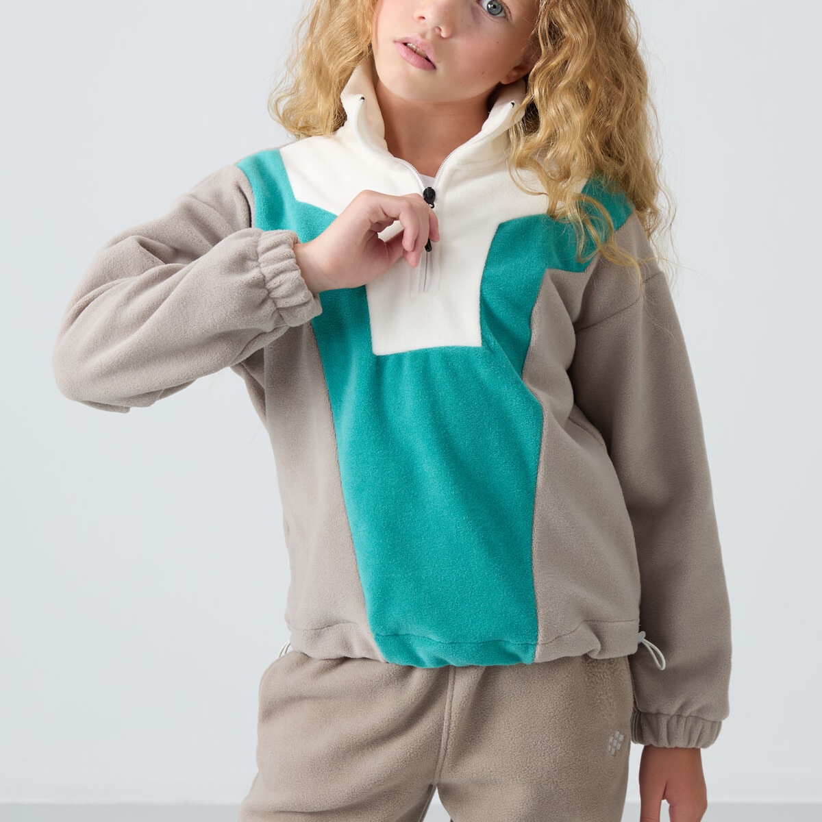 TOMMYLIFEKoyu Bej Kalın Yumuşak Dokulu Oversize Nakışlı Polar Kız Çocuk Sweatshirt - 75153