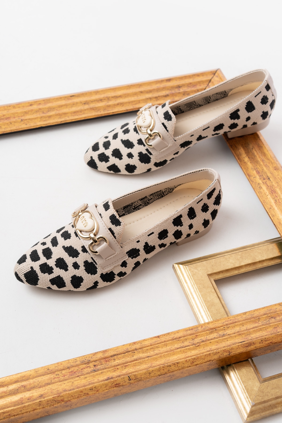 Miu Bej Siyah Toka Detaylı ( 1 cm Topuklu ) Sivri Burun Babet - Görsel 4