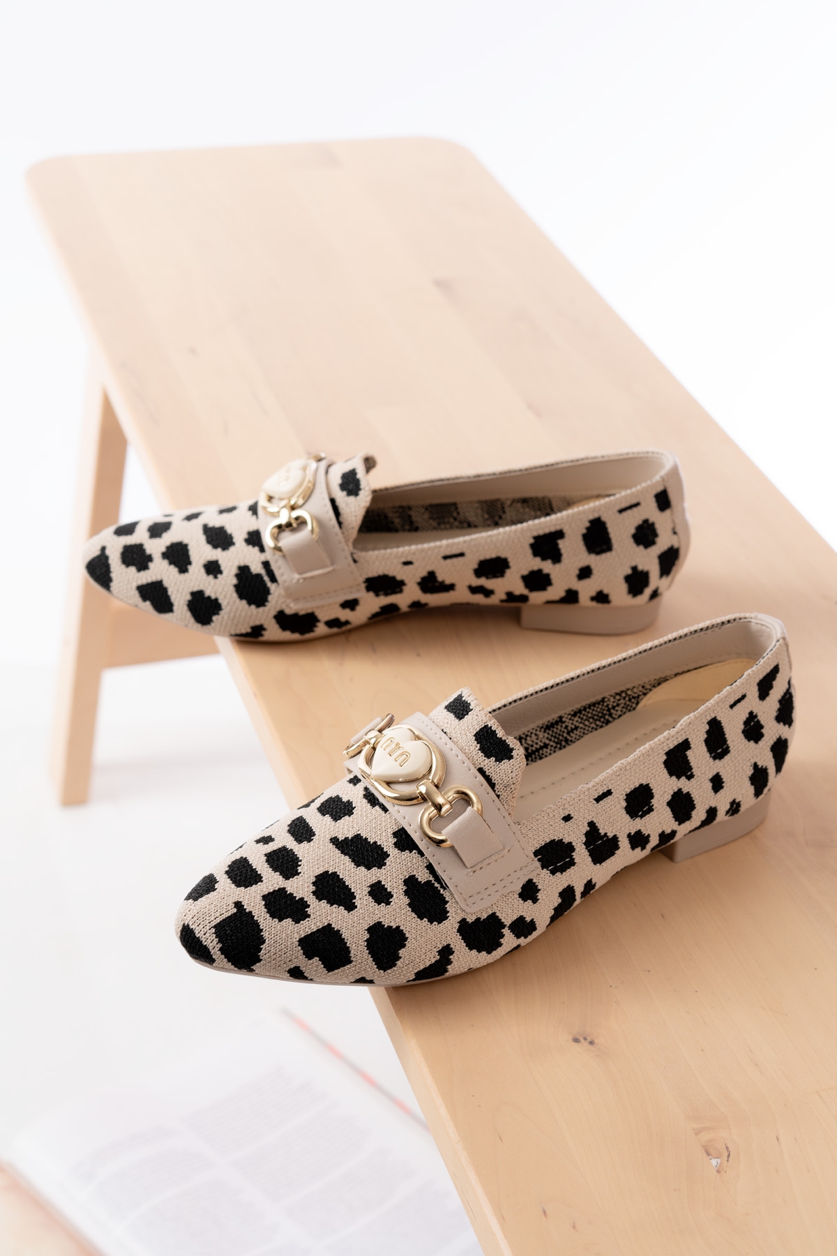 Miu Bej Siyah Toka Detaylı ( 1 cm Topuklu ) Sivri Burun Babet - Görsel 5