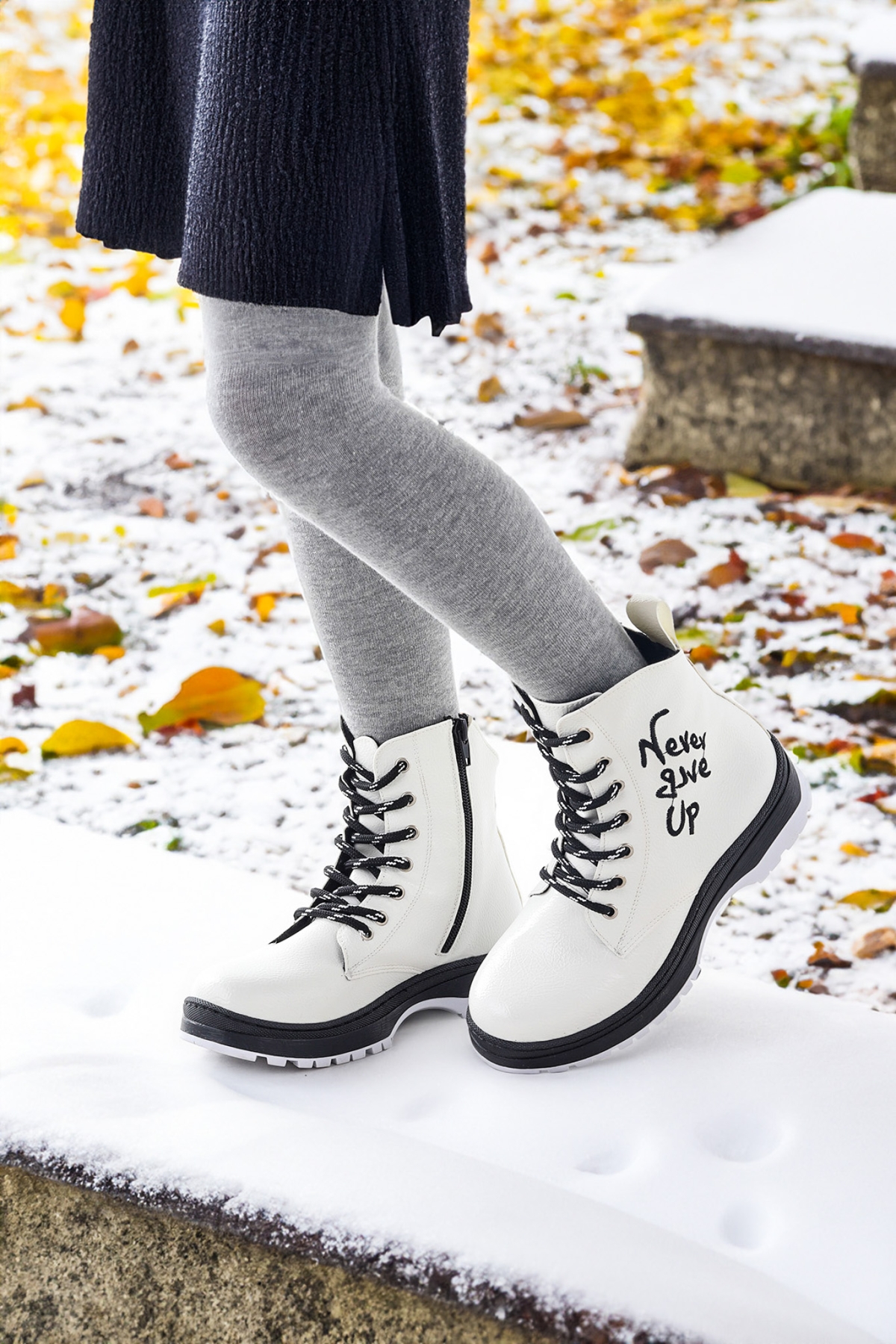 Never Çatlak Termo Taban Kız Çocuk Bot Beyaz - Siyah - Görsel 3