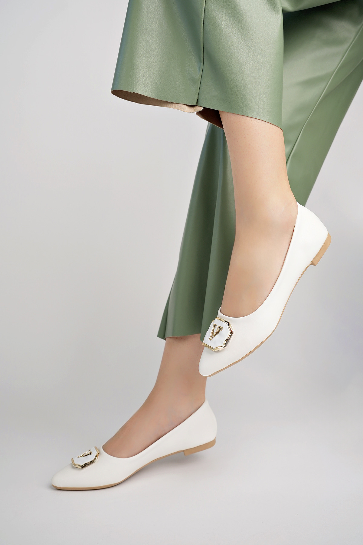 Kadın Yazlık Rahat Tokalı Sivri Burun Babet Ayakkabı .040 Beyaz - Görsel 4