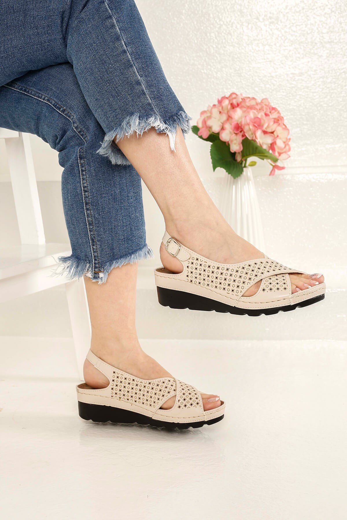 Kadın Çapraz Bantlı Jelli Sandalet BEJ - Görsel 3