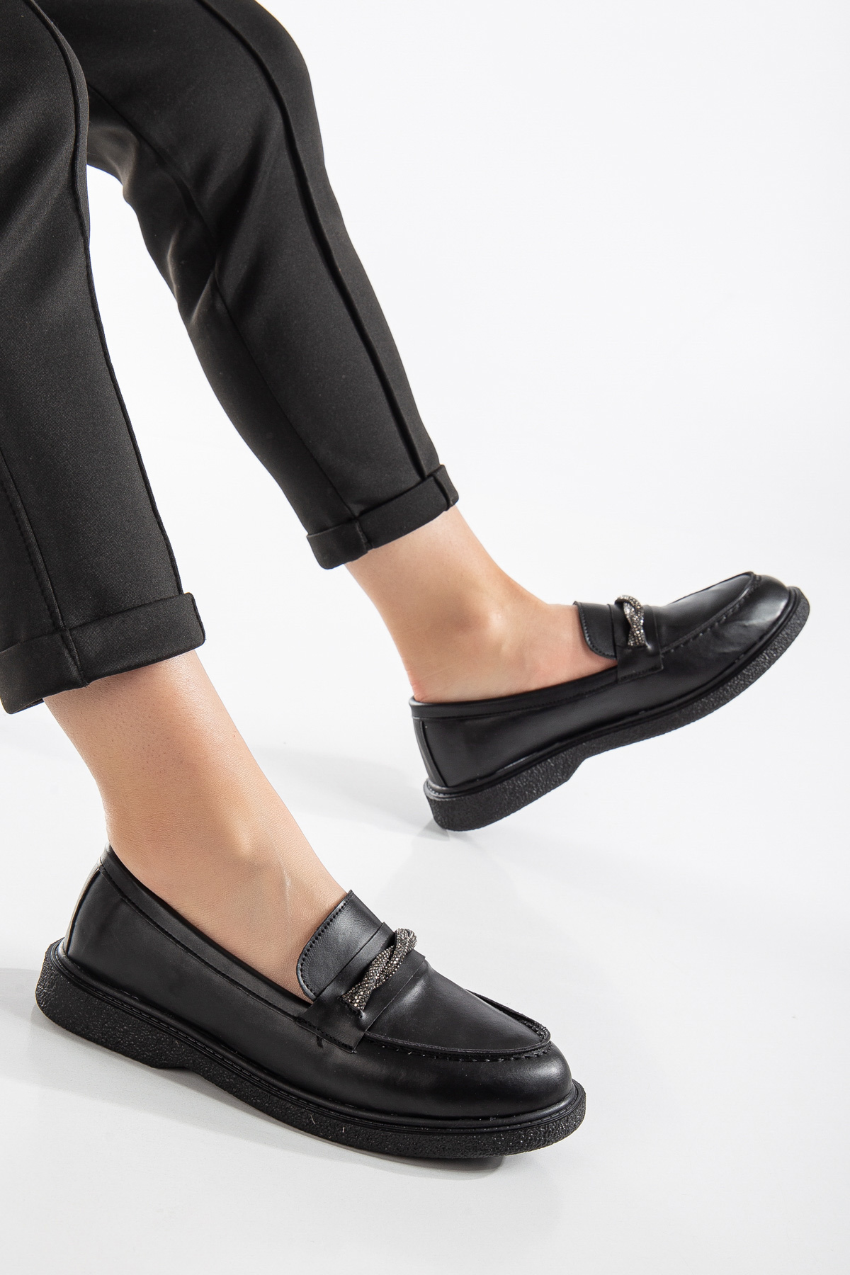 Kadın Siyah Cilt Rahat Kalıp Önü Sarmal Taşlı Günlük Loafer - Görsel 3