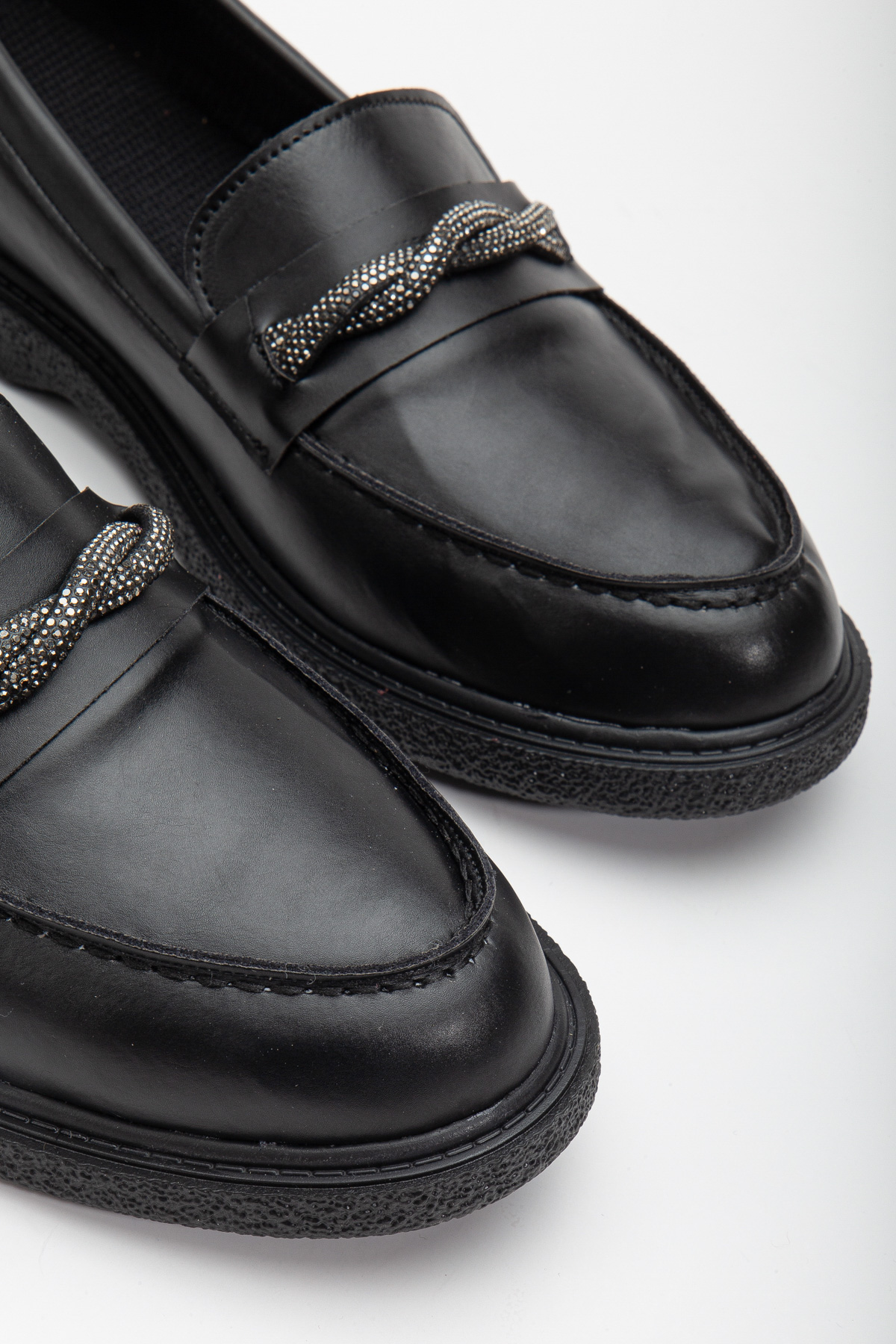 Kadın Siyah Cilt Rahat Kalıp Önü Sarmal Taşlı Günlük Loafer - Görsel 4