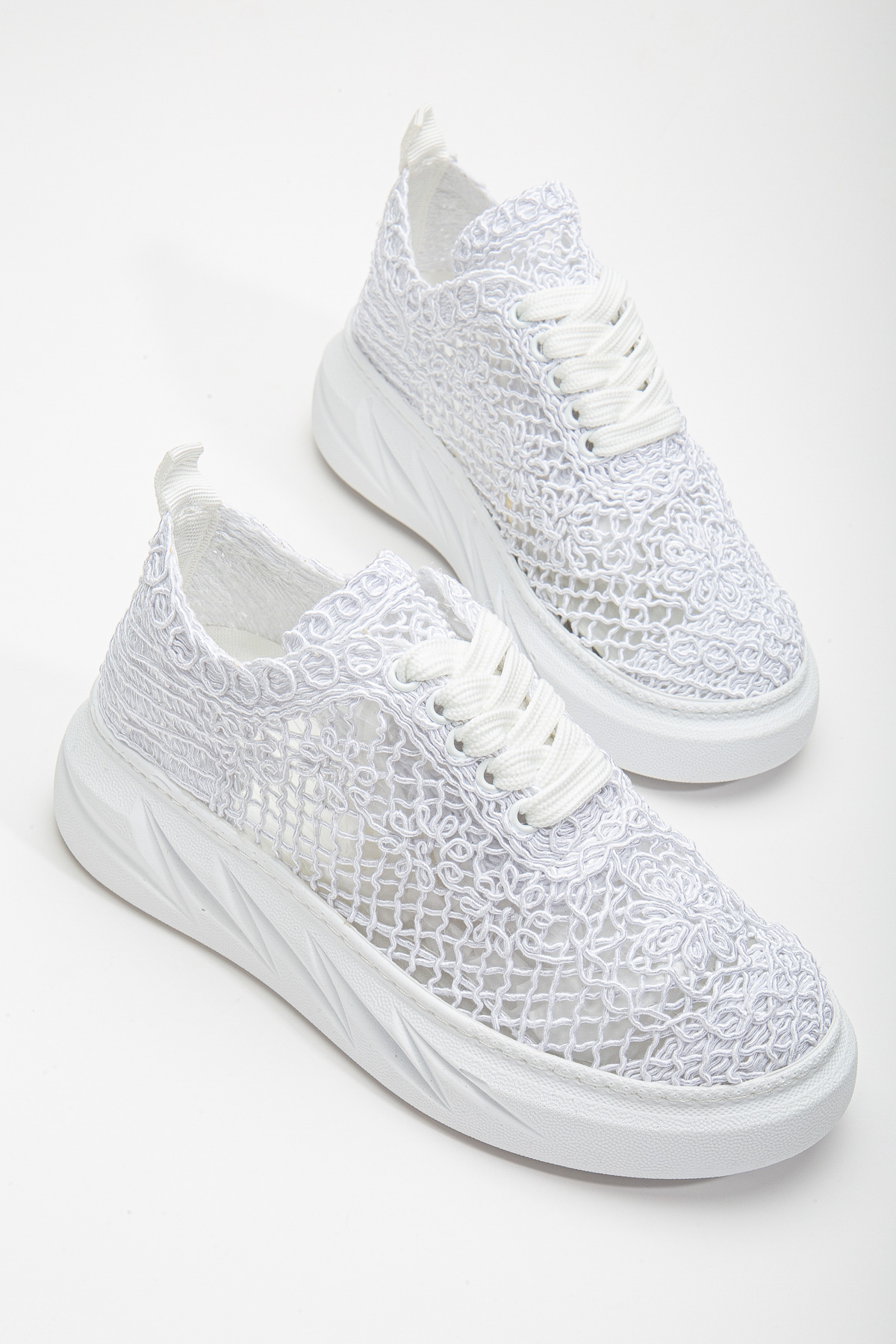 Kadın Beyaz Dantel Kumaş Kalın Taban Bağcıklı Spoır Ayakkabı - Görsel 2