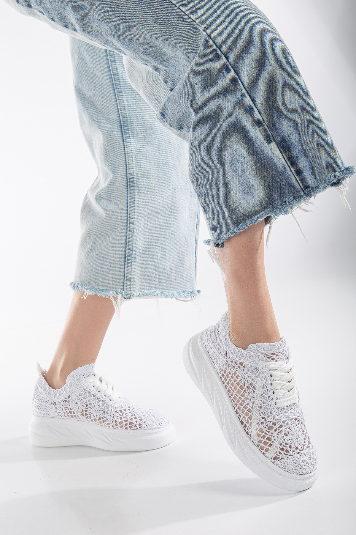 Kadın Beyaz Dantel Kumaş Kalın Taban Bağcıklı Spoır Ayakkabı - Görsel 3