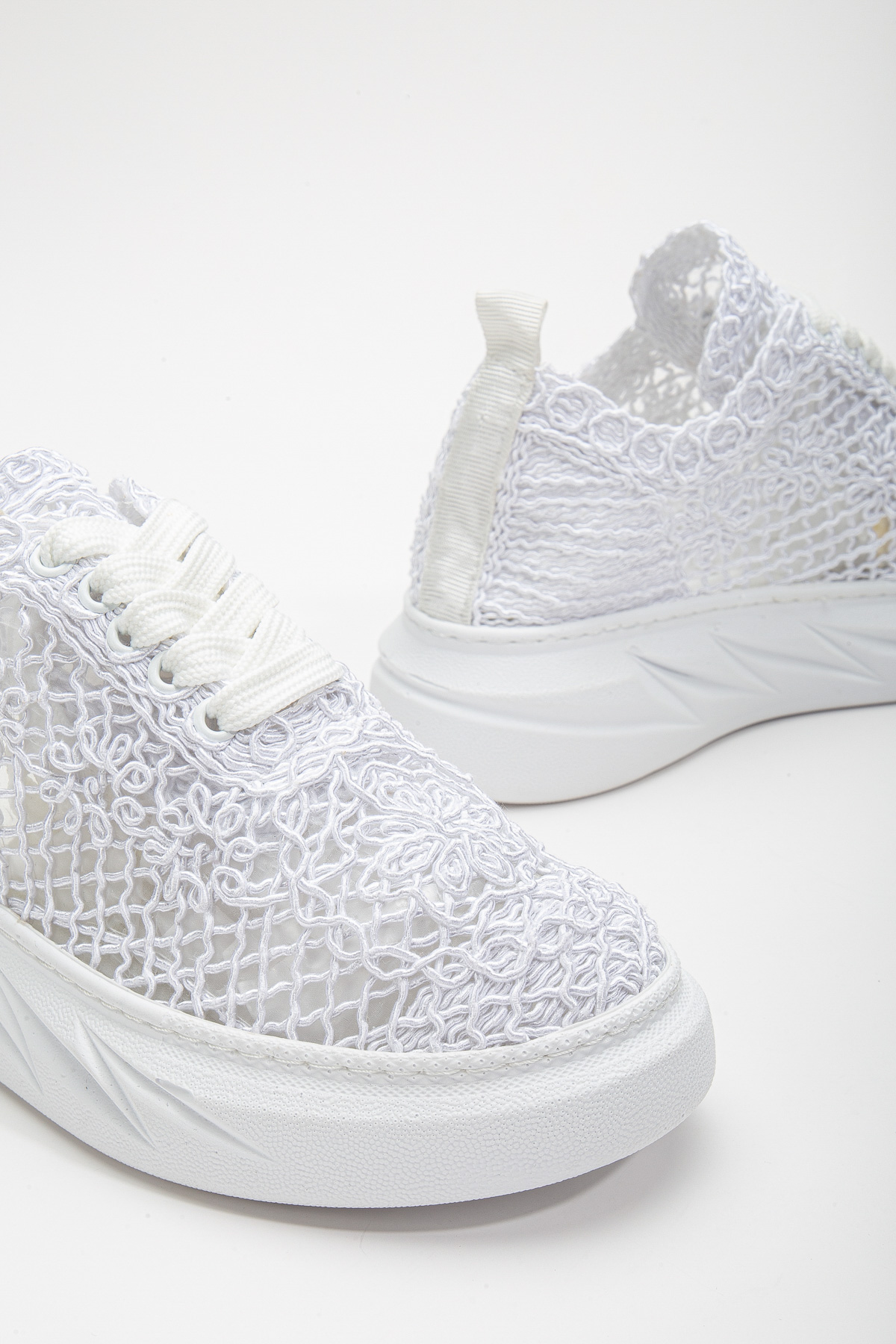 Kadın Beyaz Dantel Kumaş Kalın Taban Bağcıklı Spoır Ayakkabı - Görsel 4