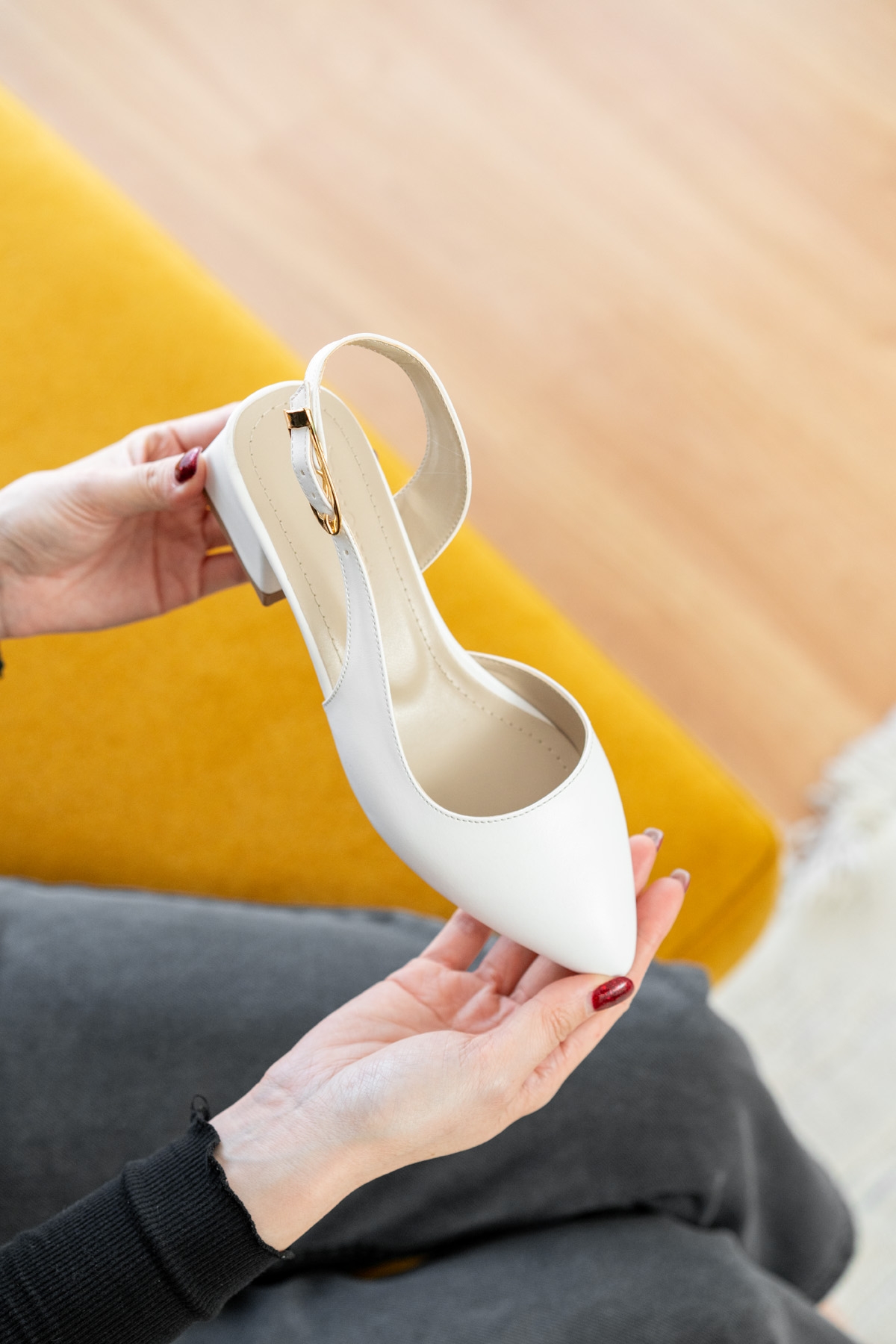 Aura Beyaz Yanı Tokalı (4 cm Topuk Boyu ) Sivri Burun Topuklu Babet Ayakkabı - Görsel 2