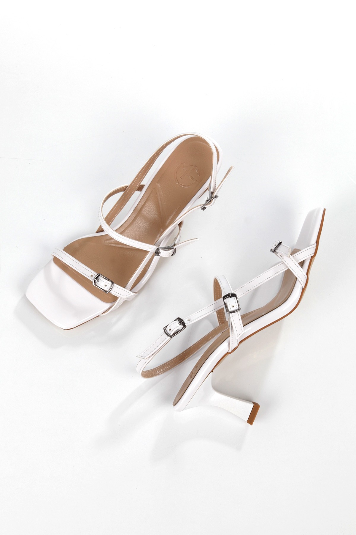 MiniFilar Beyaz Rugan Sandalet Üç Bantlı Topuklu Ayakkabı - Görsel 3