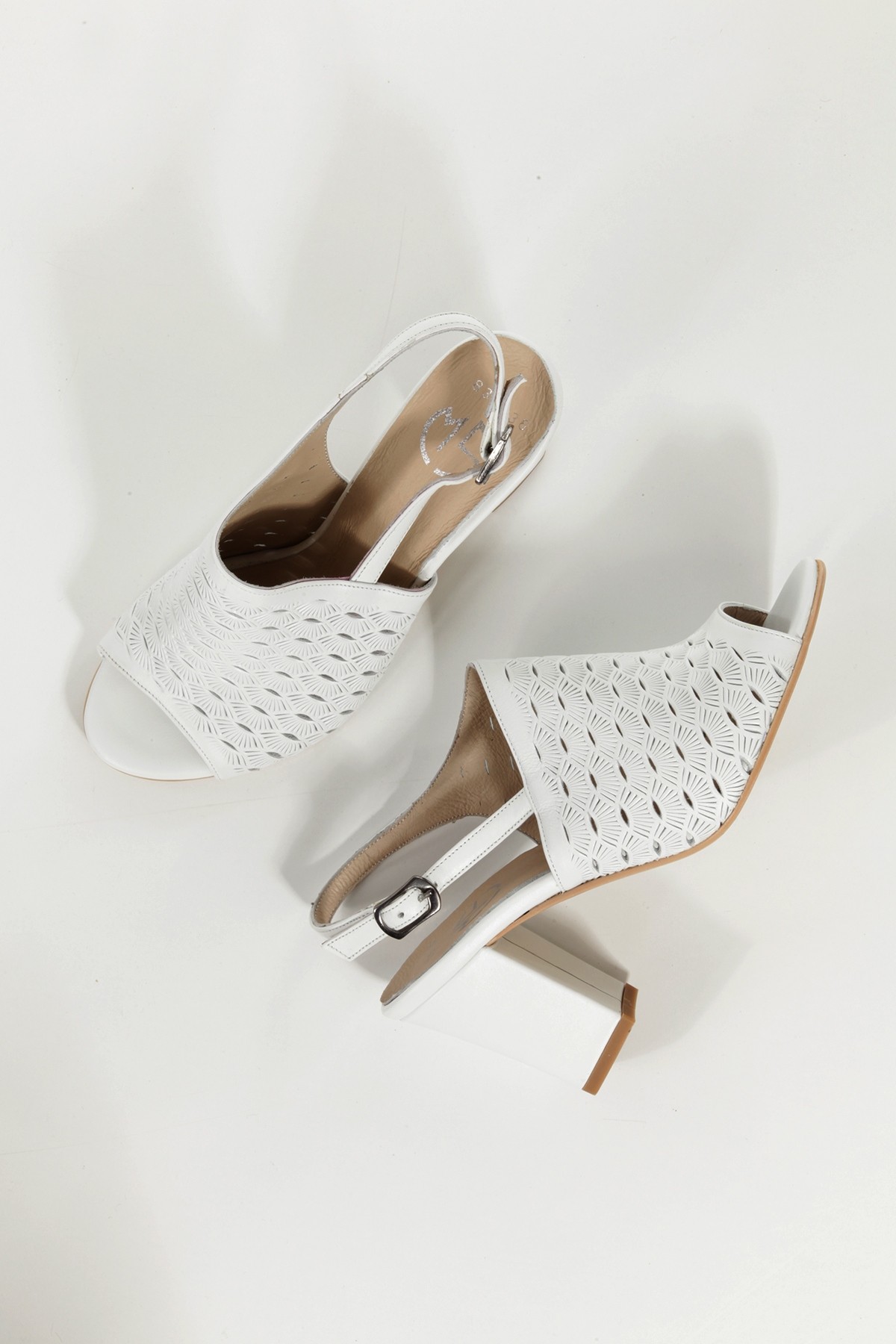 Villy Beyaz Hakiki Deri Sandalet Asimetrik Topuklu Ayakkabı - Görsel 5