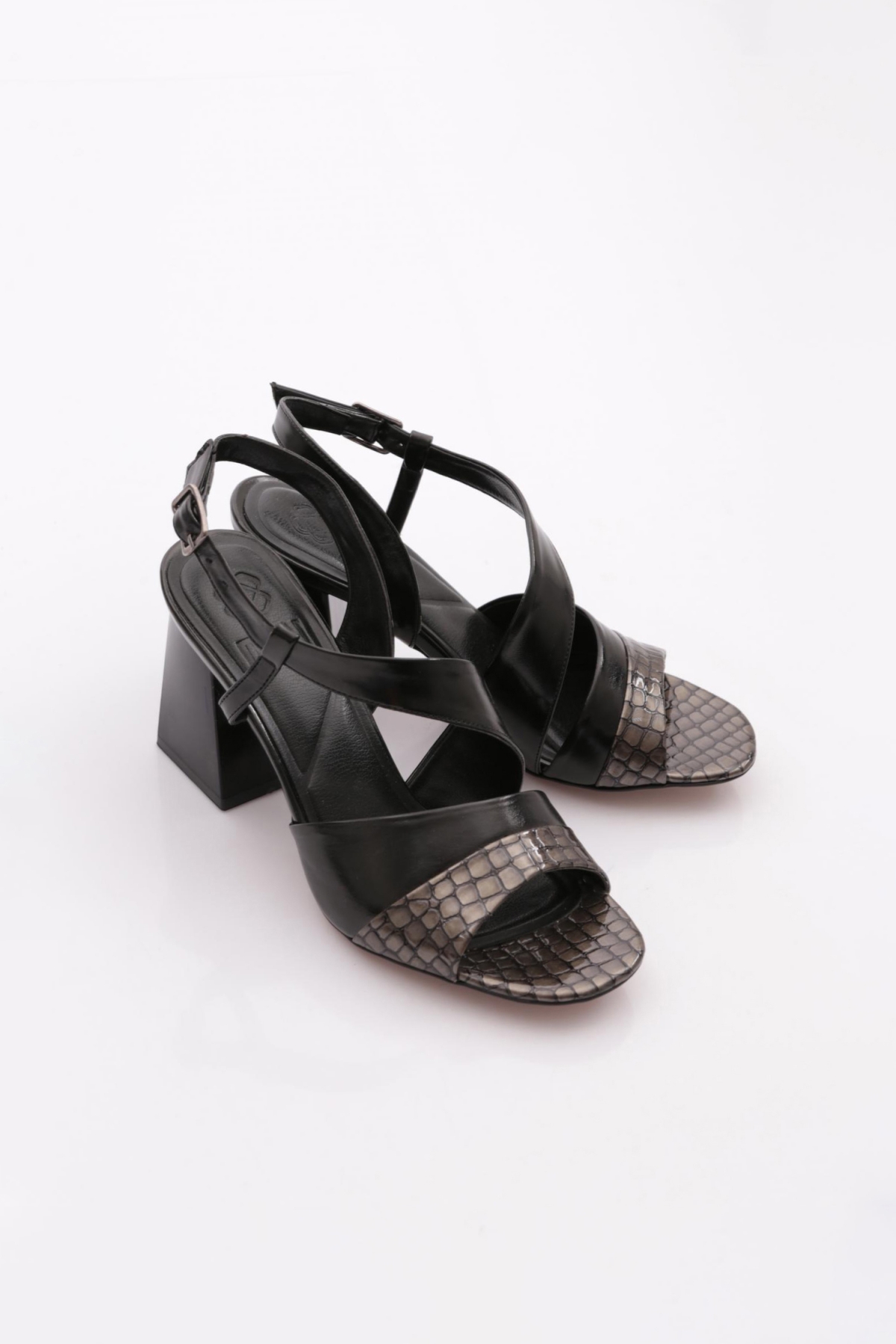 888 Kadin Çapraz Bantli Topuklu Ayakkabi - Görsel 3