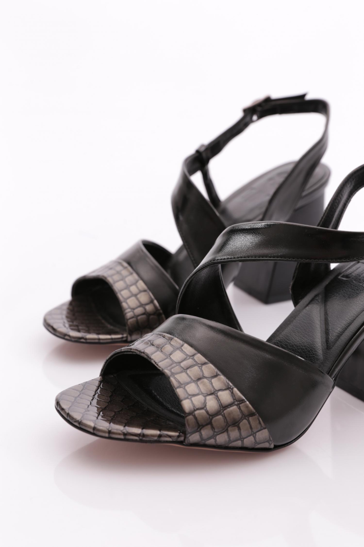 888 Kadin Çapraz Bantli Topuklu Ayakkabi - Görsel 5