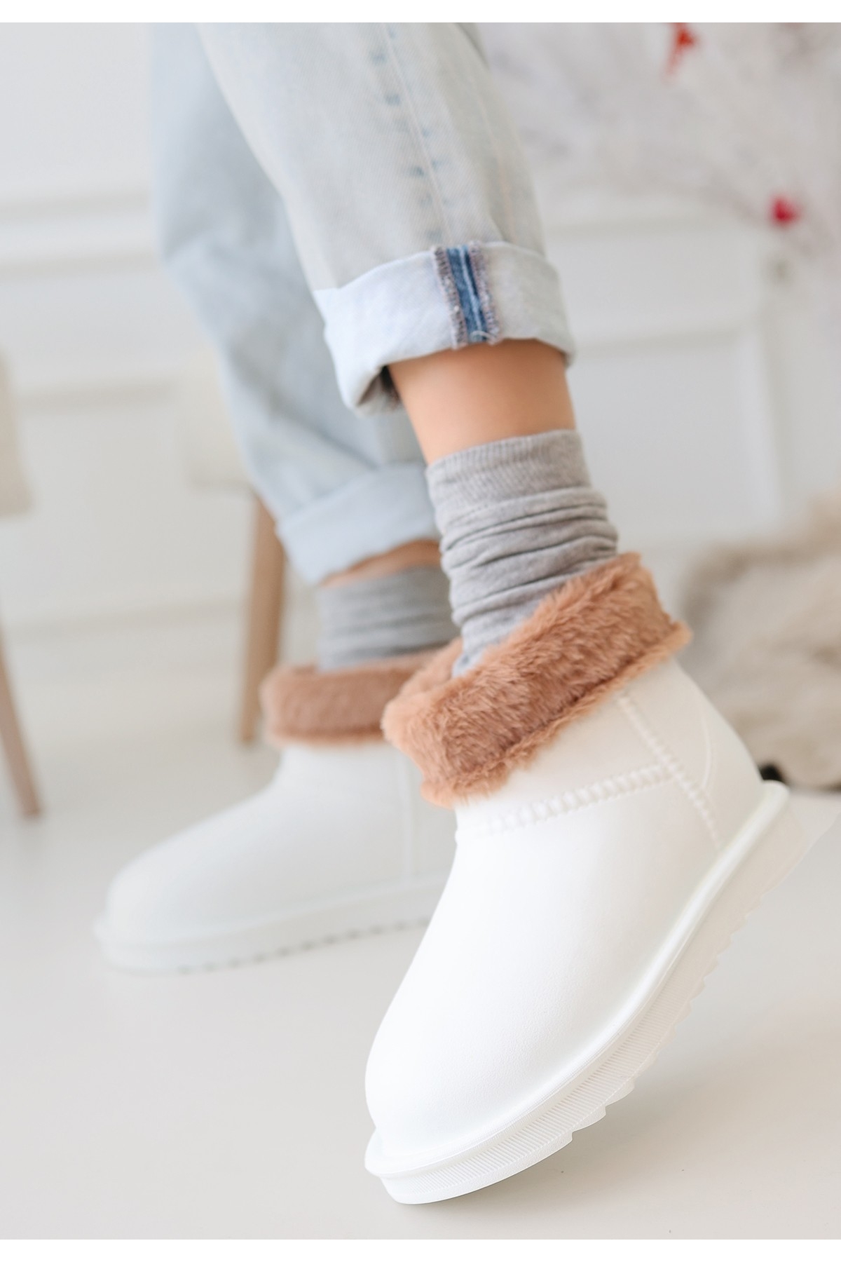 Beyaz Oval Burunlu Su Geçirmez İçi Kürklü Kadın Bot - Görsel 2