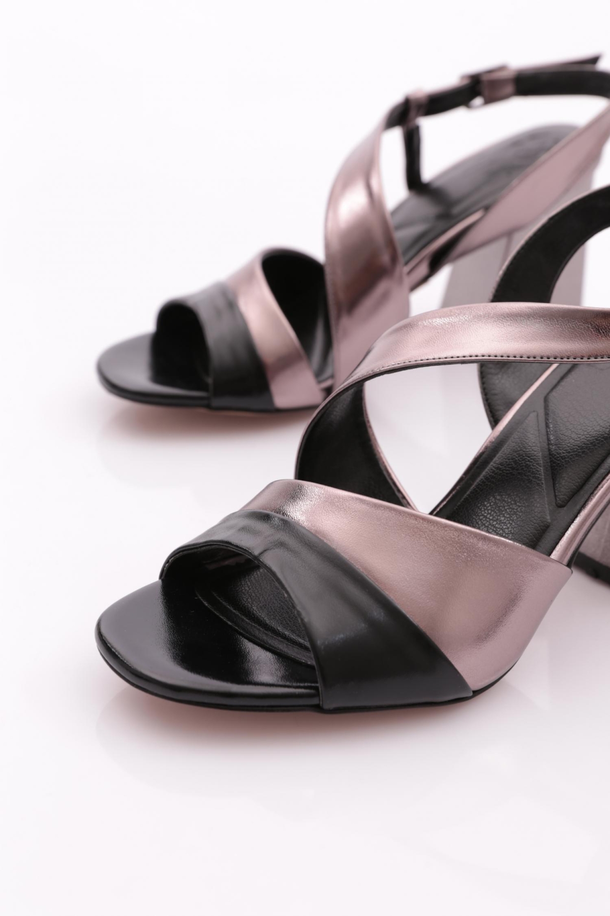 888 Kadin Çapraz Bantli Topuklu Ayakkabi - Görsel 5