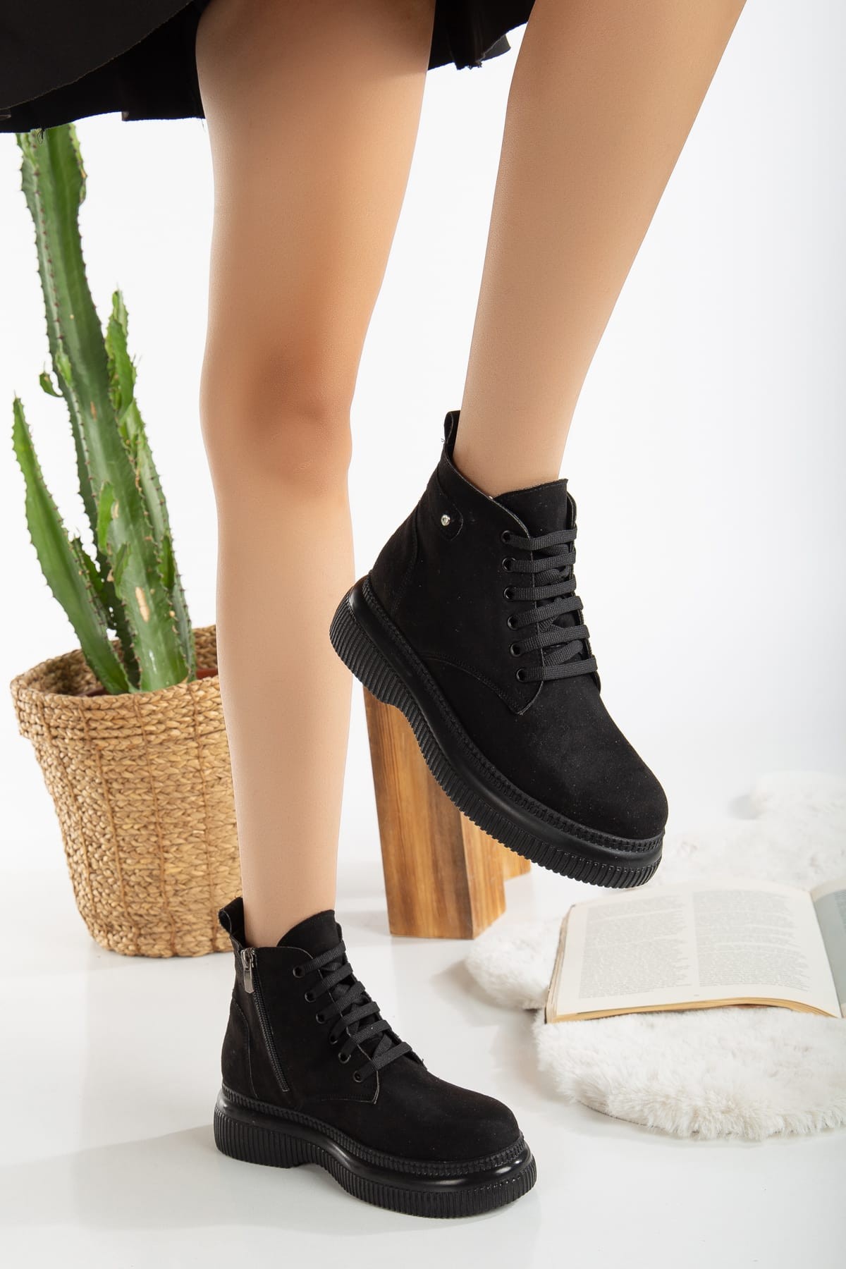 Siyah Süet Bağcıklı Kadın Bot - Görsel 3
