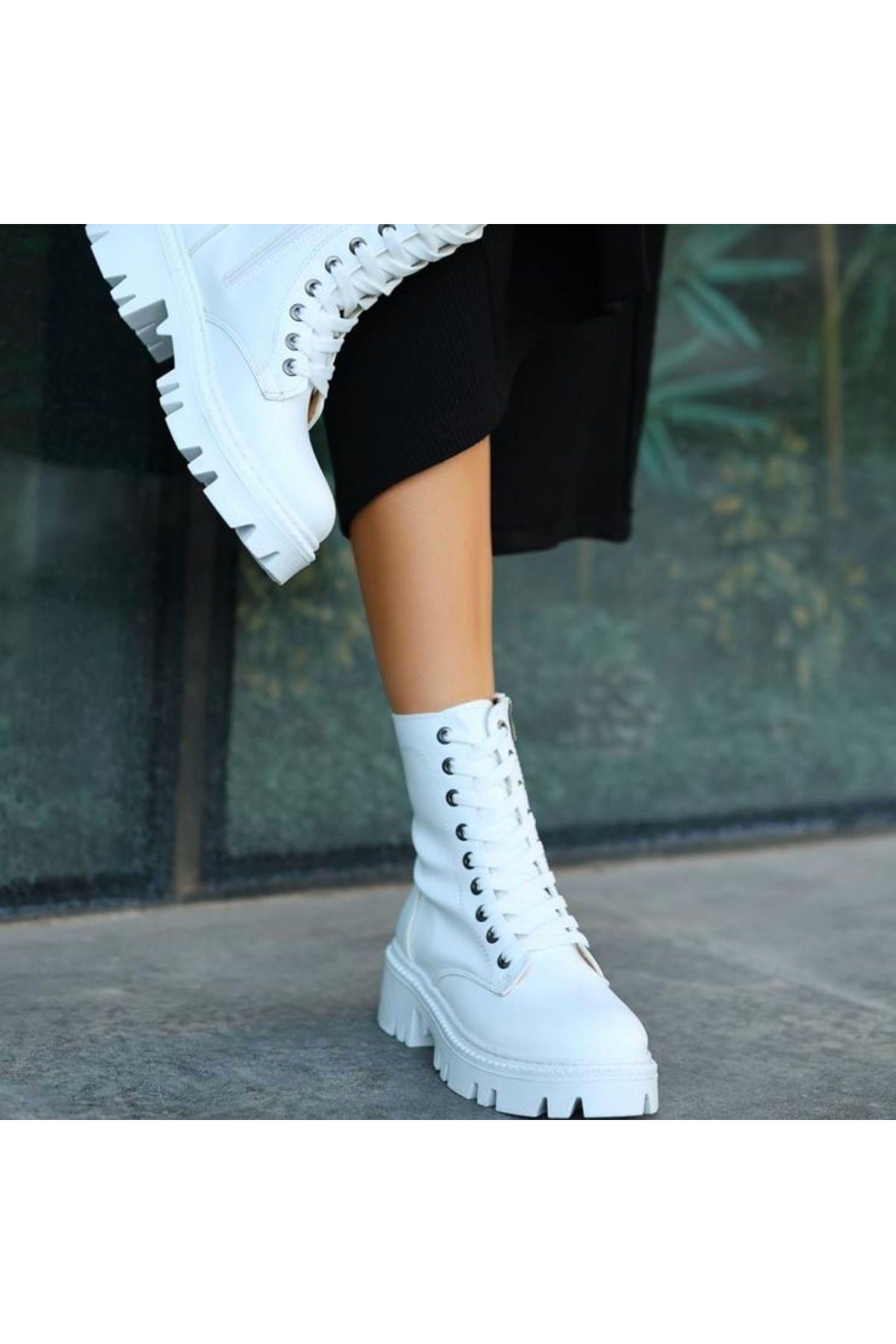 Beyaz Suni Deri Bağcıklı Kadın Bot - Görsel 3