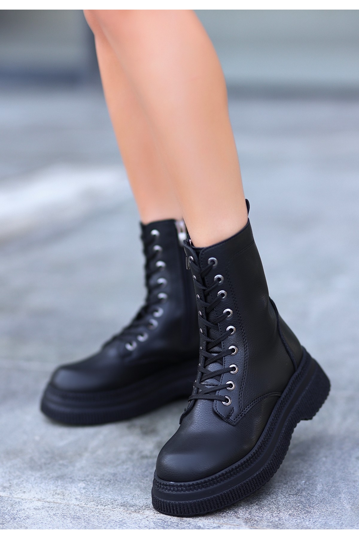 Siyah Suni Deri Bağcıklı Kadın Bot - Görsel 2