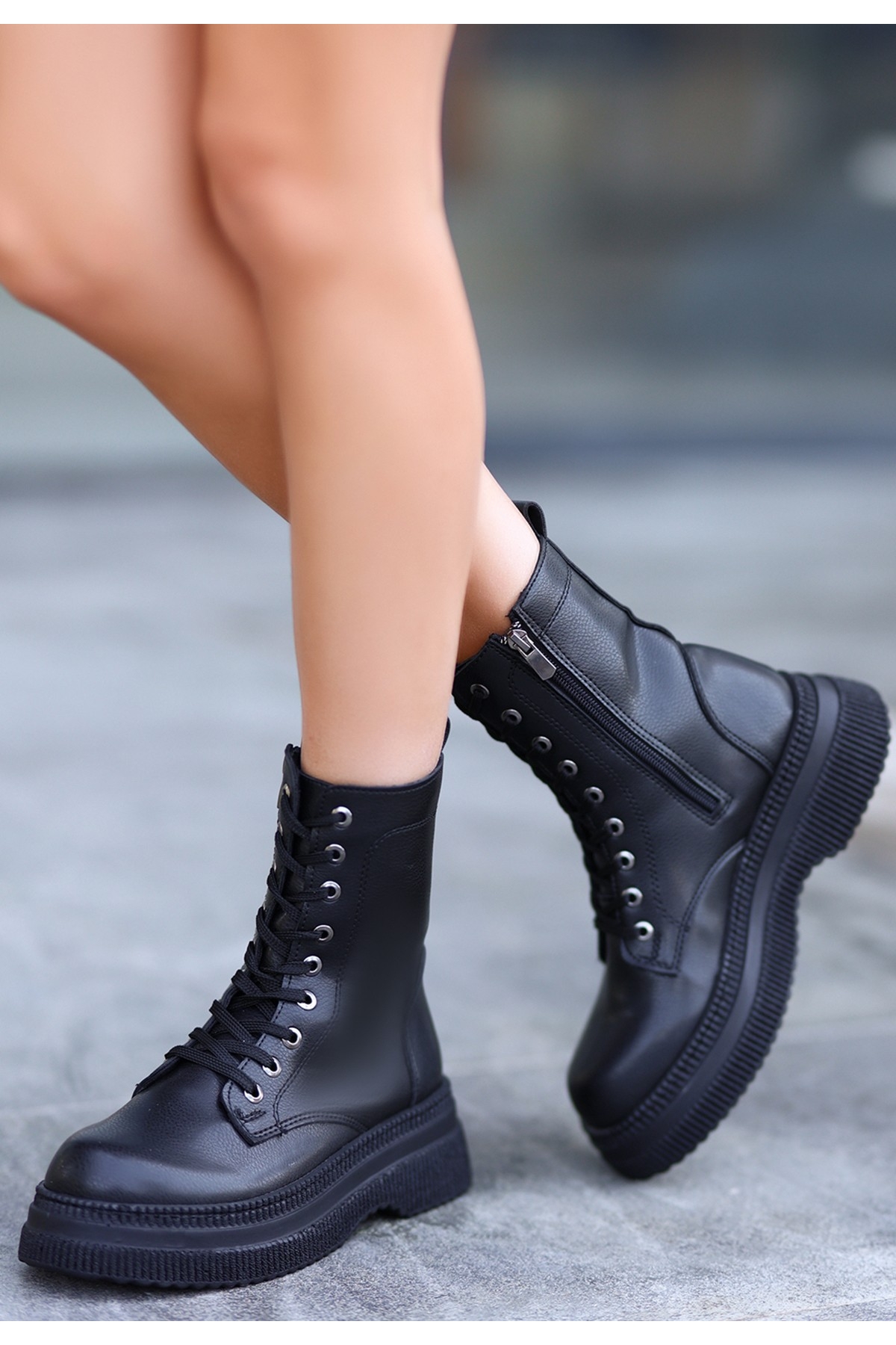 Siyah Suni Deri Bağcıklı Kadın Bot - Görsel 3