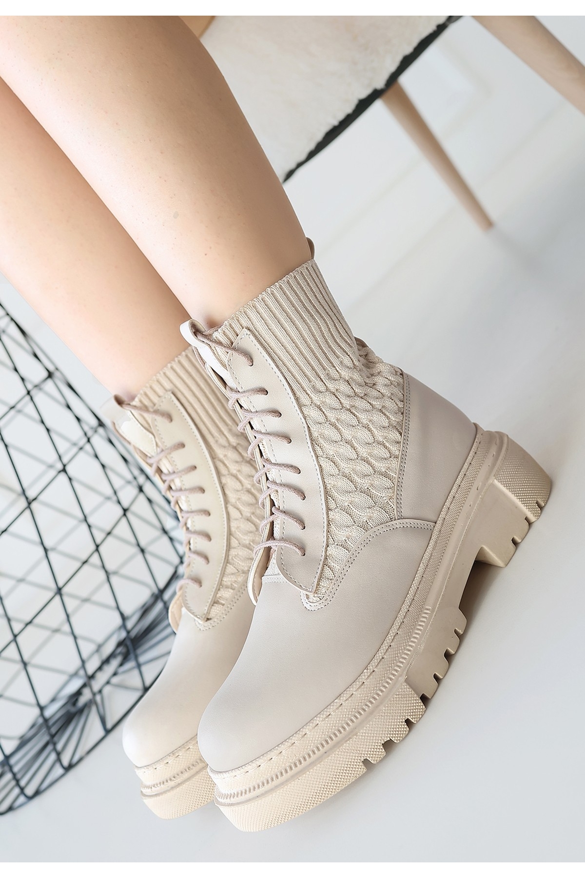 Kadın Bej Suni Deri Bağcıklı Bot - Görsel 3