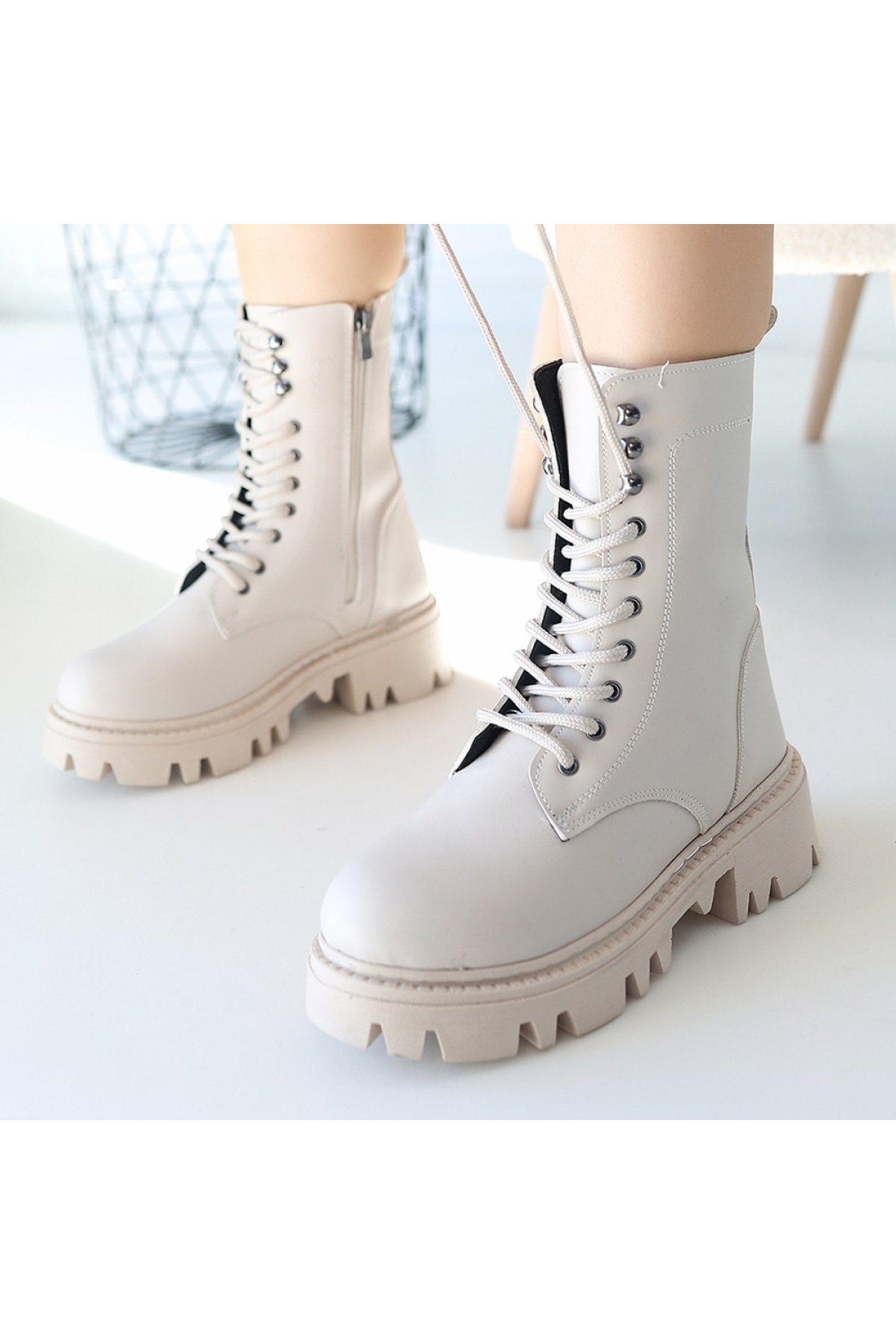 Bej Suni Deri Bağcıklı Kadın Bot - Görsel 5