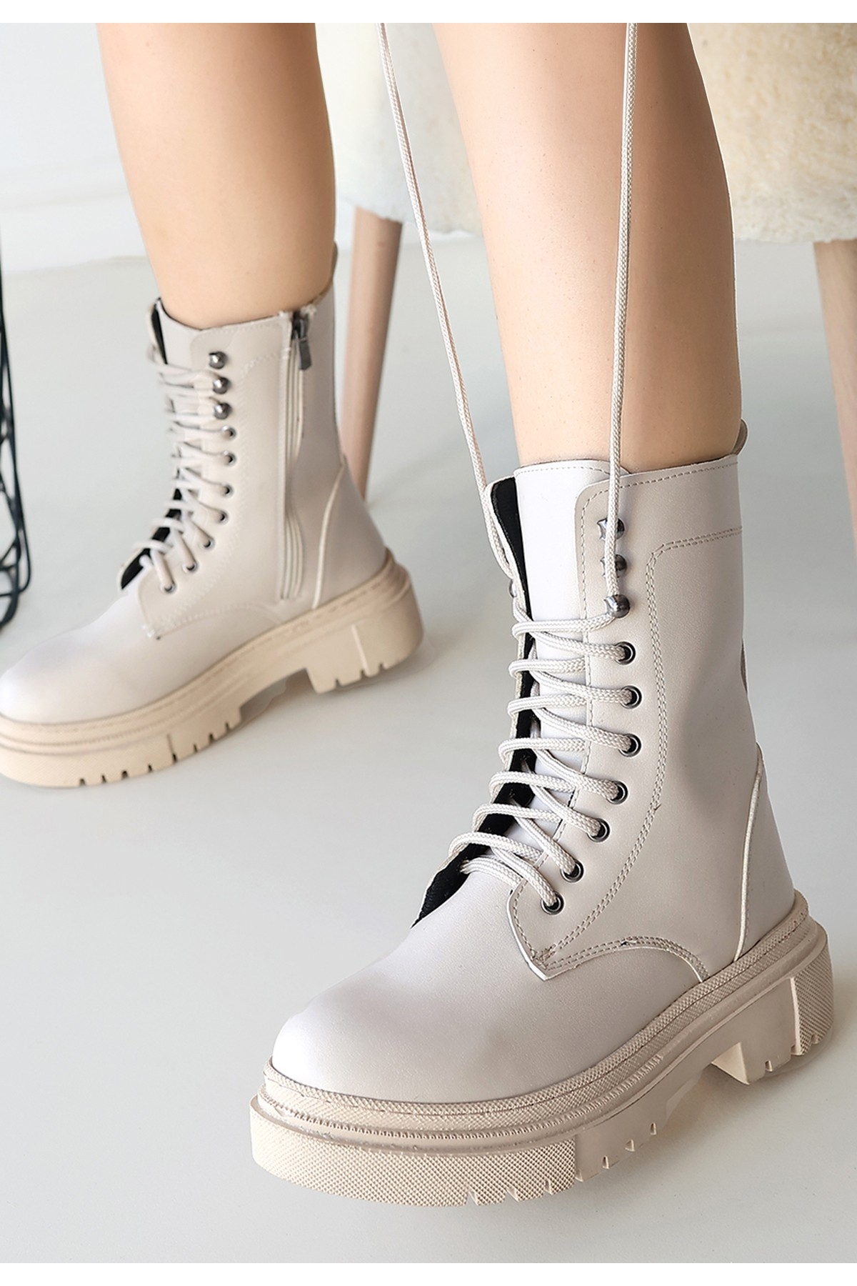 Kadın Bej Suni Deri Bağcıklı Bot - Görsel 2