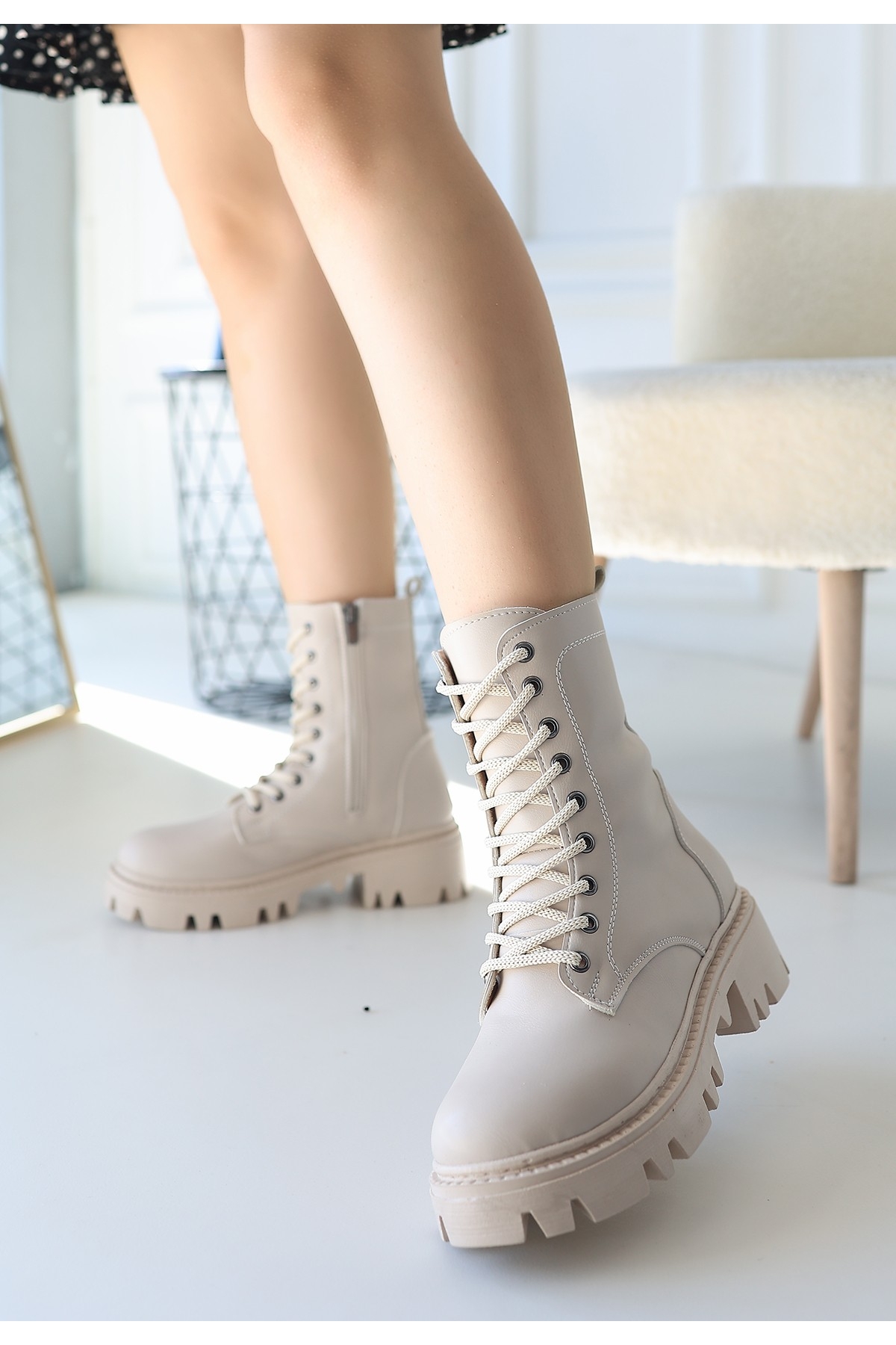 Bej Suni Deri Bağcıklı Kadın Bot - Görsel 2