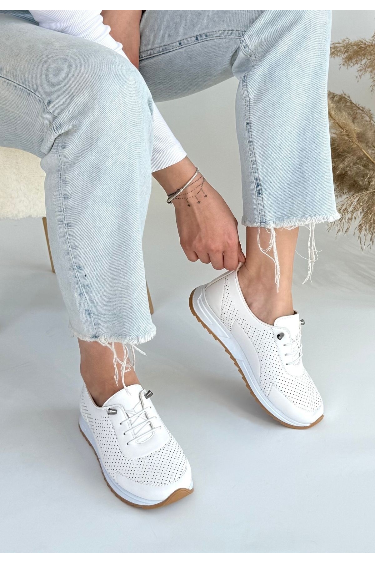 Beyaz Suni Deri Bağcıklı Kadın Spor Ayakkabı - Görsel 4