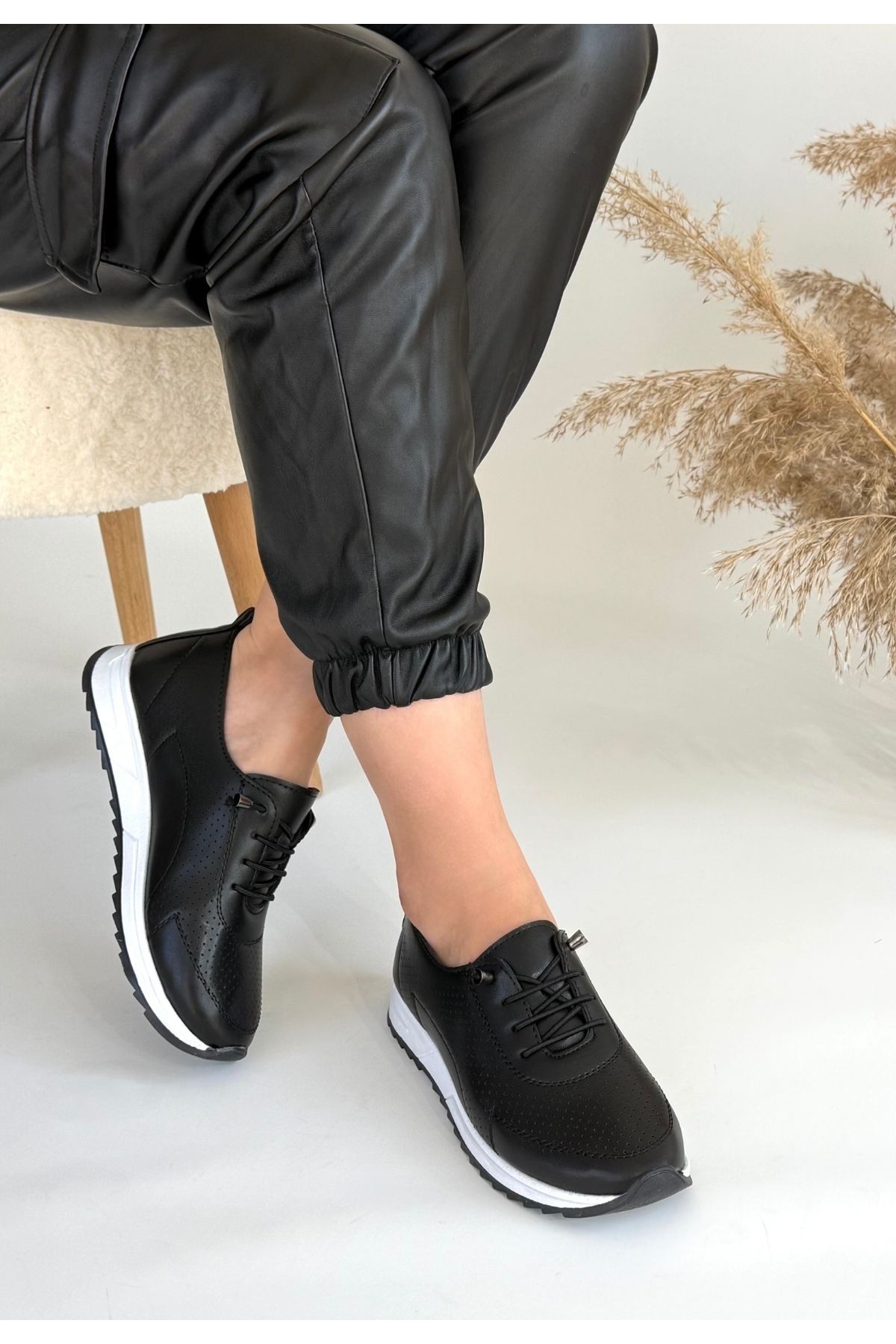 Siyah Suni Deri Bağcıklı Kadın Spor Ayakkabı - Görsel 3