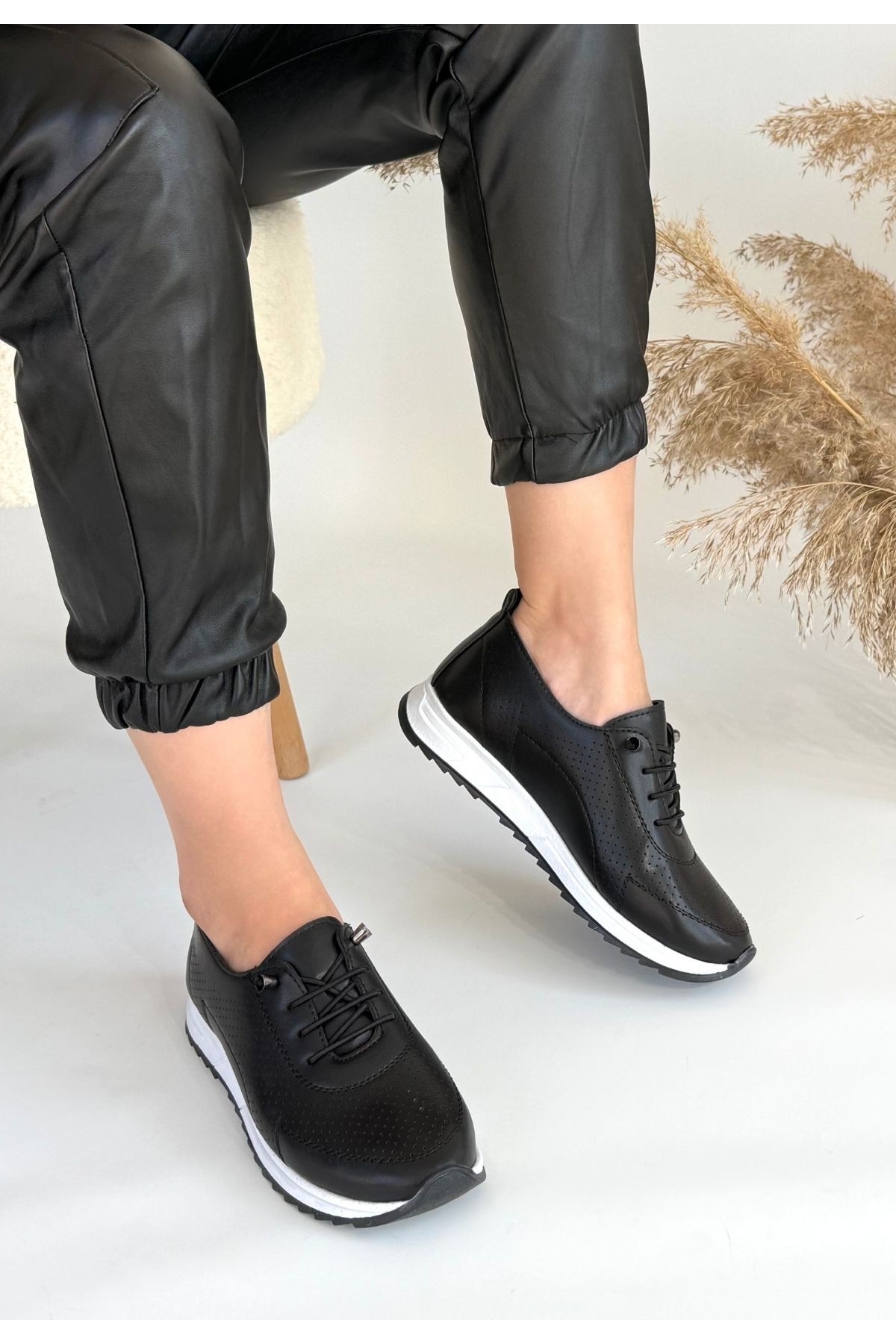 Siyah Suni Deri Bağcıklı Kadın Spor Ayakkabı - Görsel 4