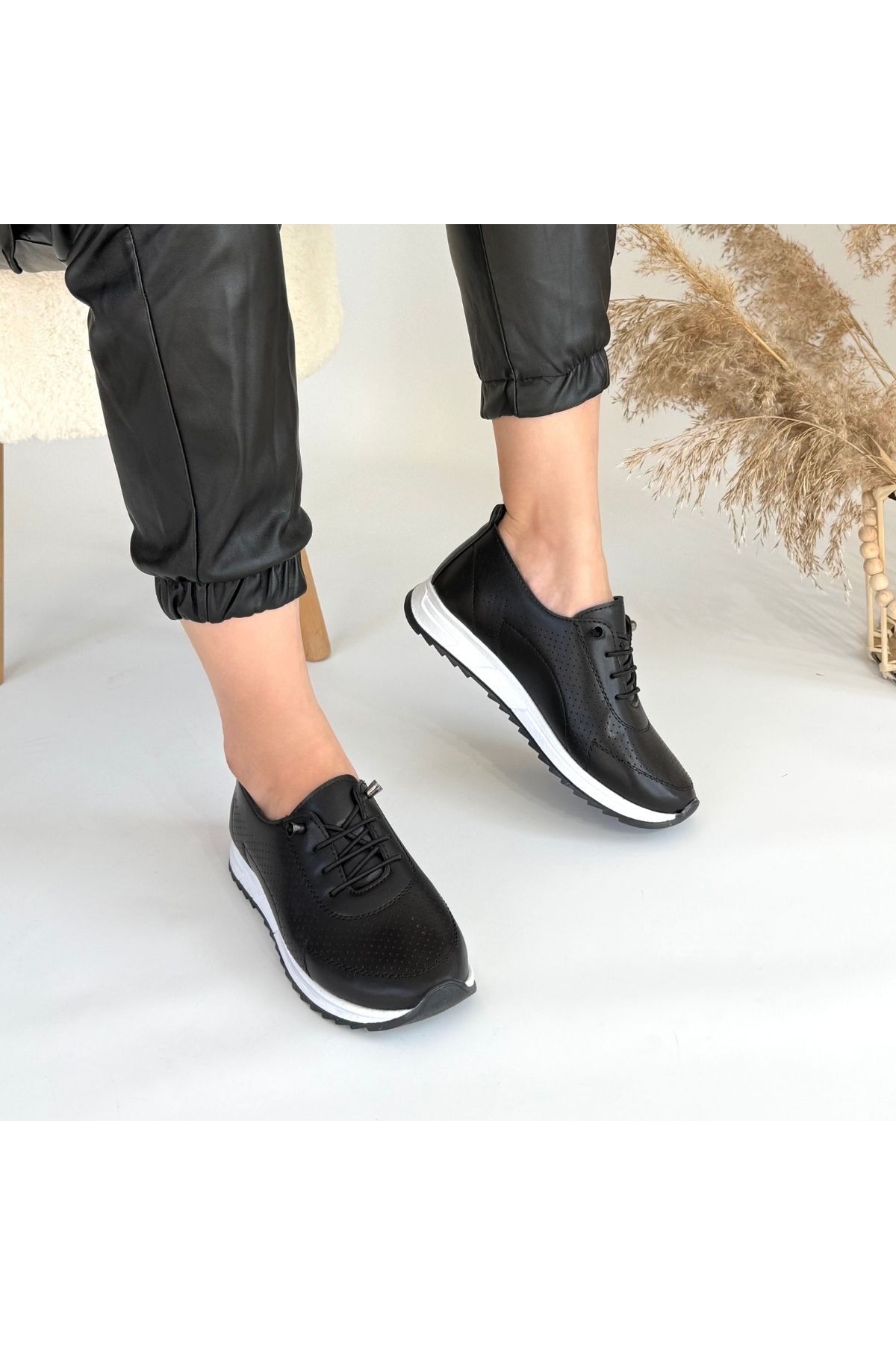 Siyah Suni Deri Bağcıklı Kadın Spor Ayakkabı - Görsel 5